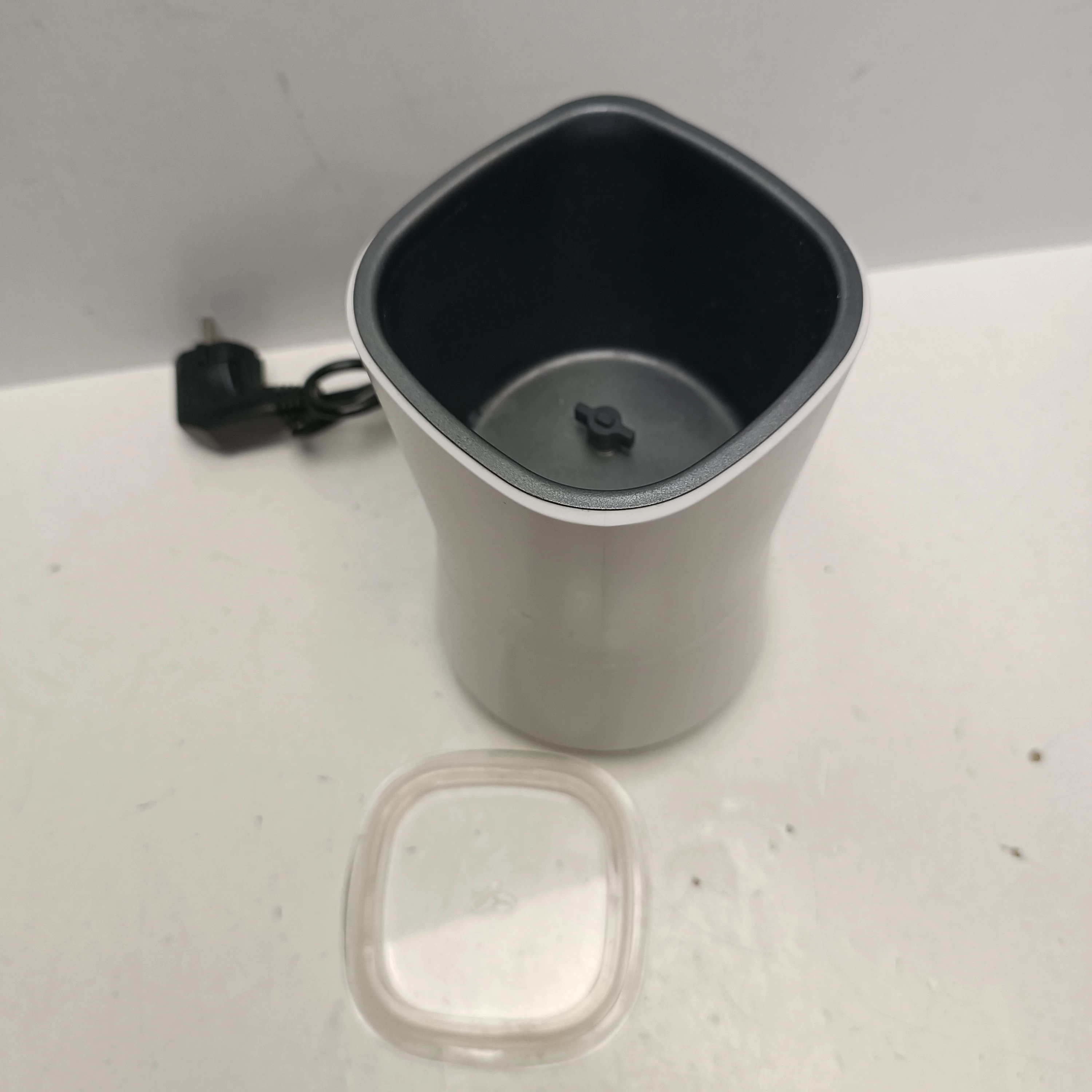 tchibo-spieniacz-elektryczny-do-mleka-500w-cichy-250ml-auto-stop-kolor-dominujacy-129357-3