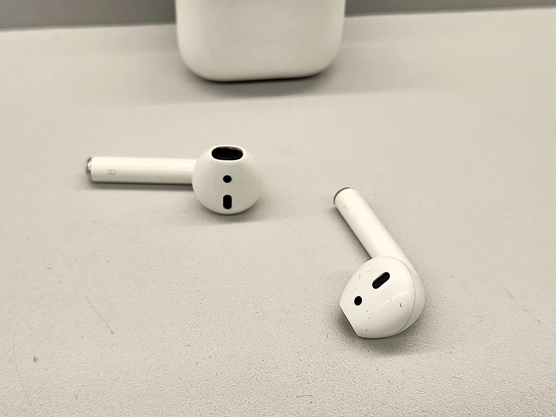 sluchawki-douszne-apple-air-pods-ii-generacji-a1602-transmisja-sygnalu-203713-217785