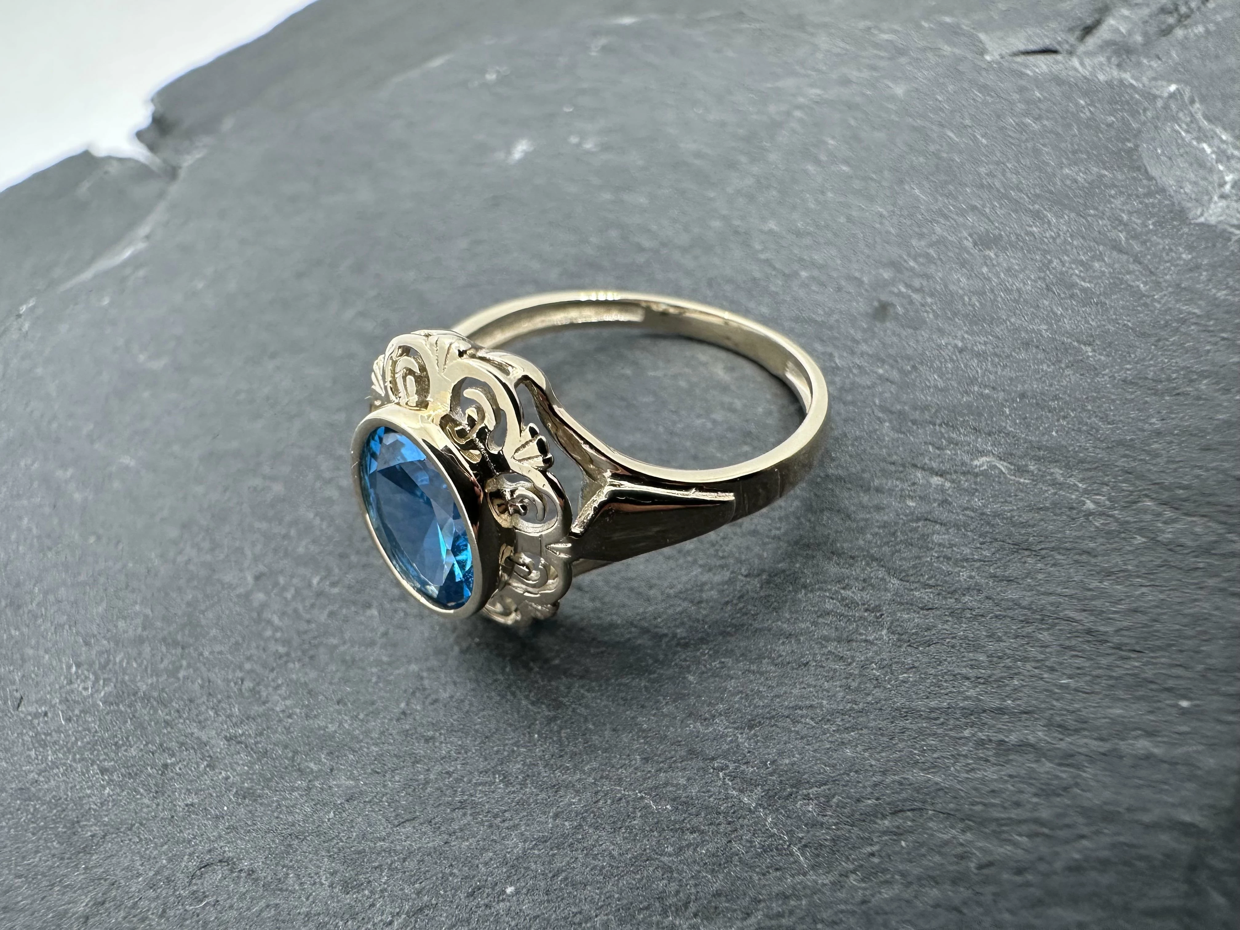 zloty-pierscionek-z-niebieska-cyrkonia-proba-375-9k-roz-17-283g-ean-gtin-5906803466386