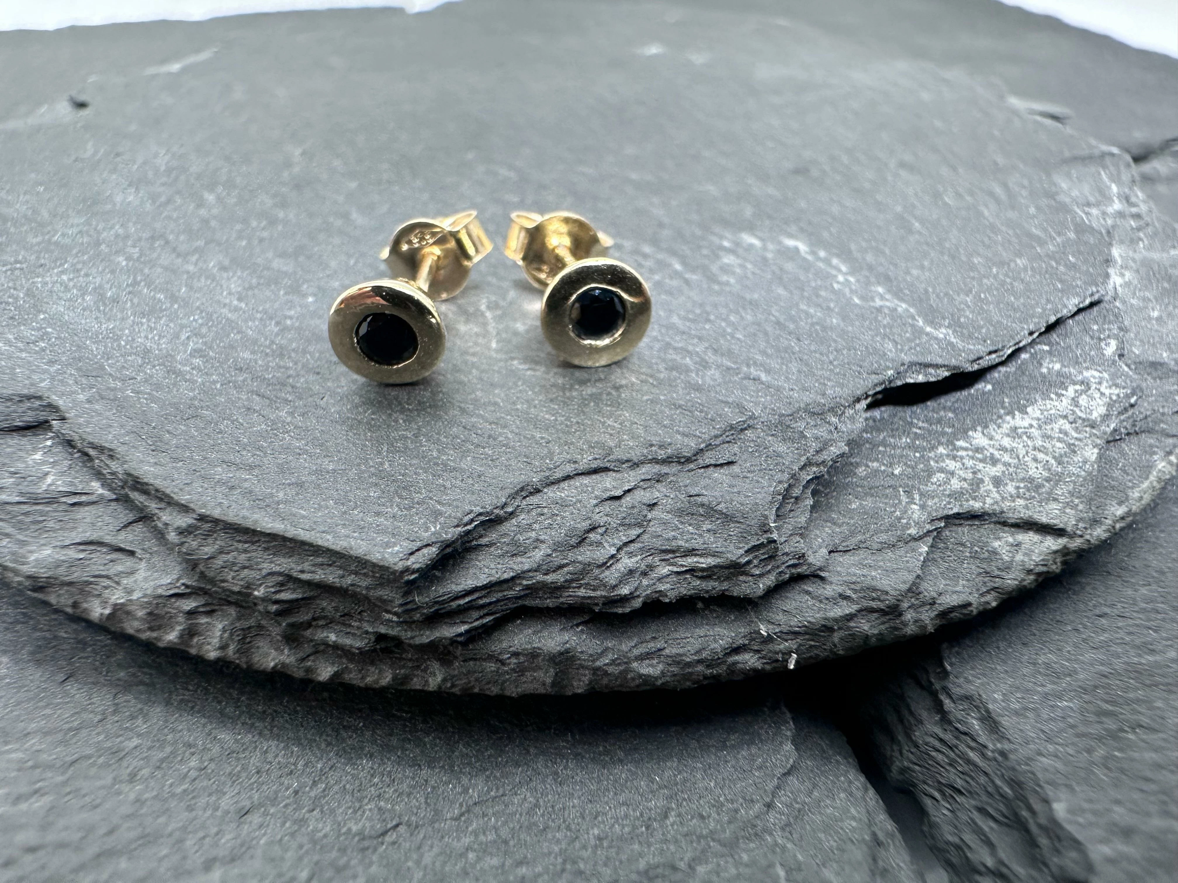 zlote-kolczyki-z-czarnym-oczkiem-proba-375-9k-122g-ean-gtin-5904353706242