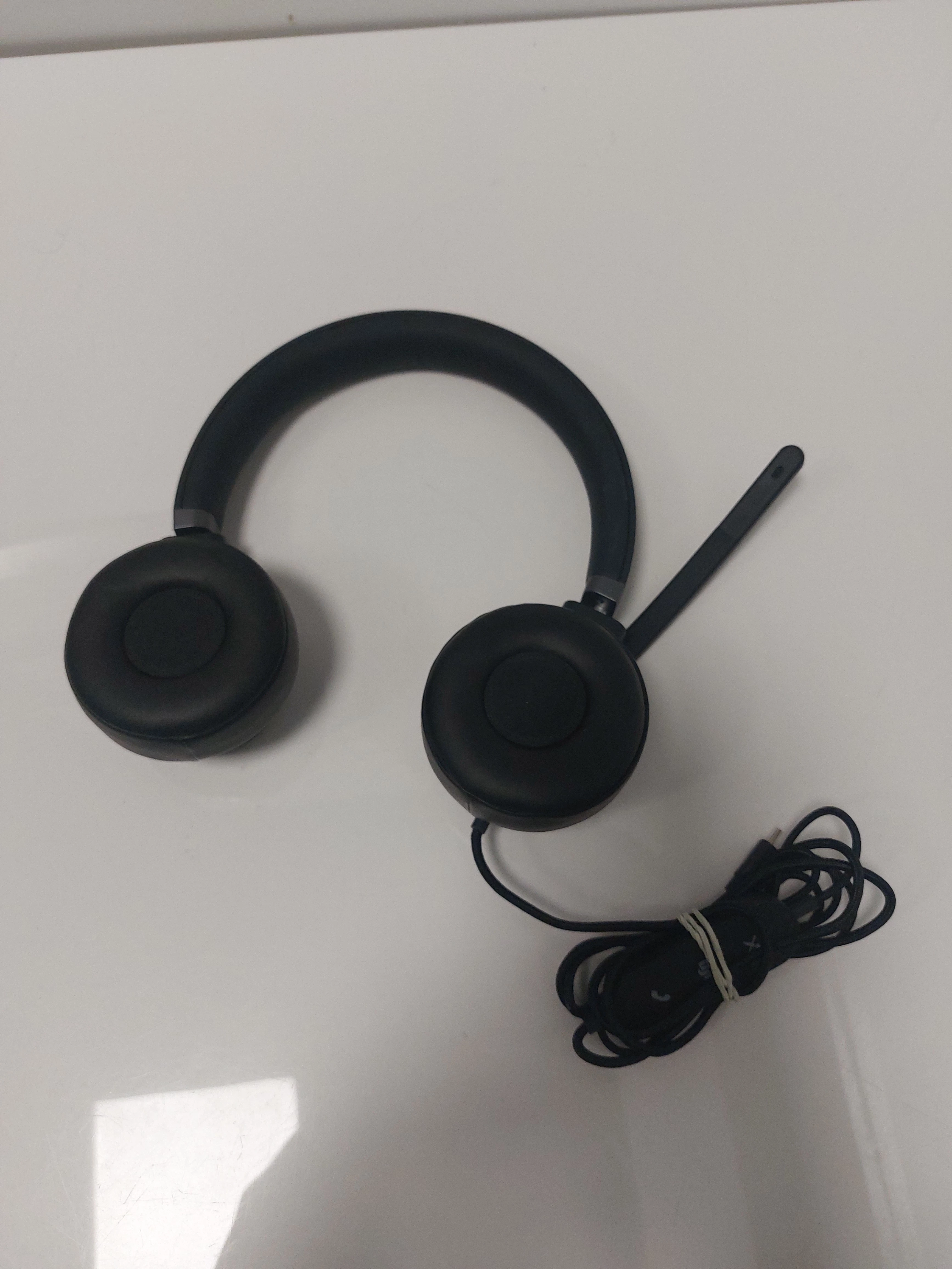 sluchawki-z-mikrofonem-lenovo-go-wired-anc-na-kabel-typ-c-ean-gtin-0195890370088