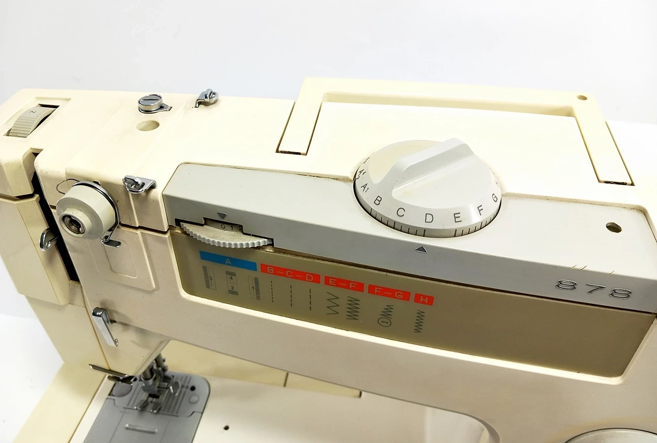 maszyna-do-szycia-lucznik-878-stopa-i-pokrowiec-kolor-dominujacy-129357-2