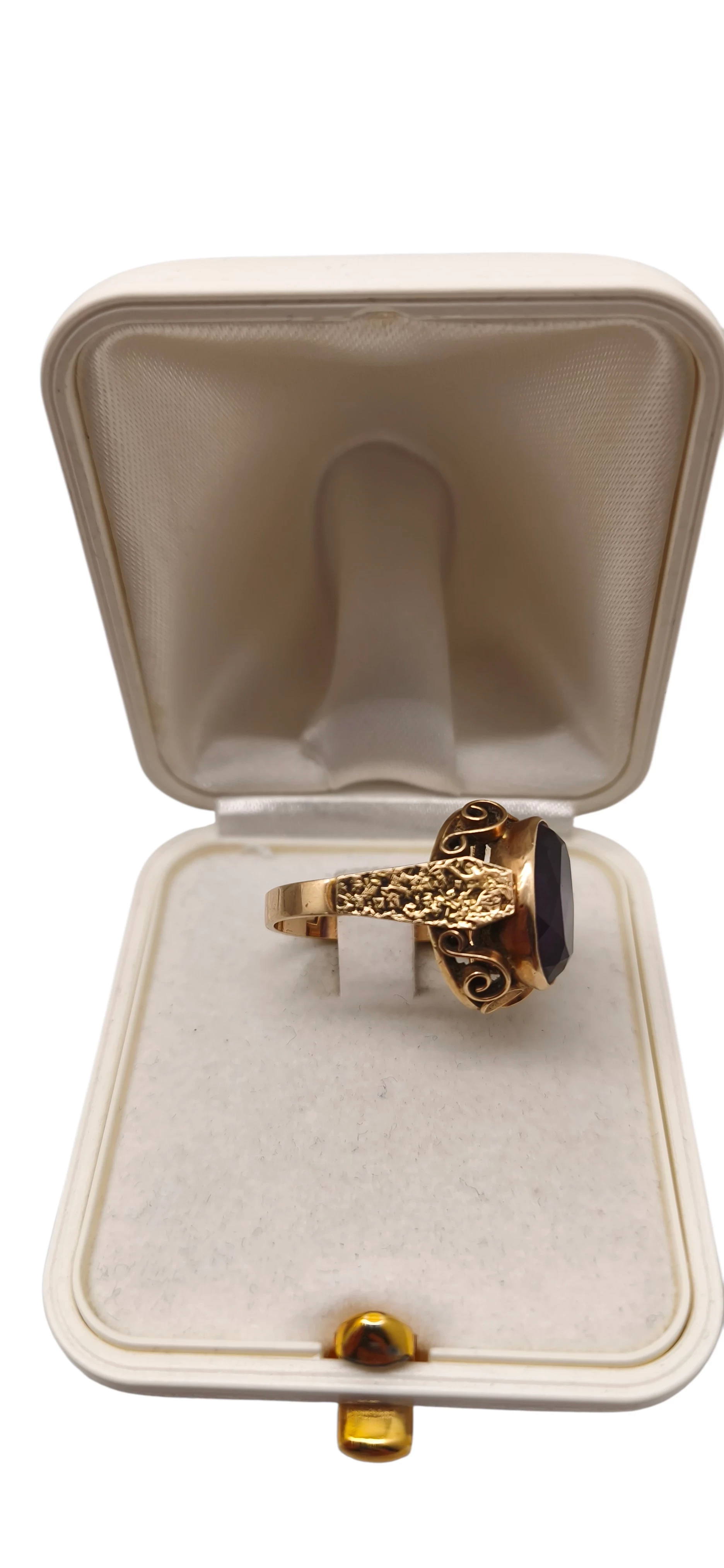 ornamentowy-zloty-pierscionek-styl-vintage-z-fioletowym-kamieniem-material-15835-2