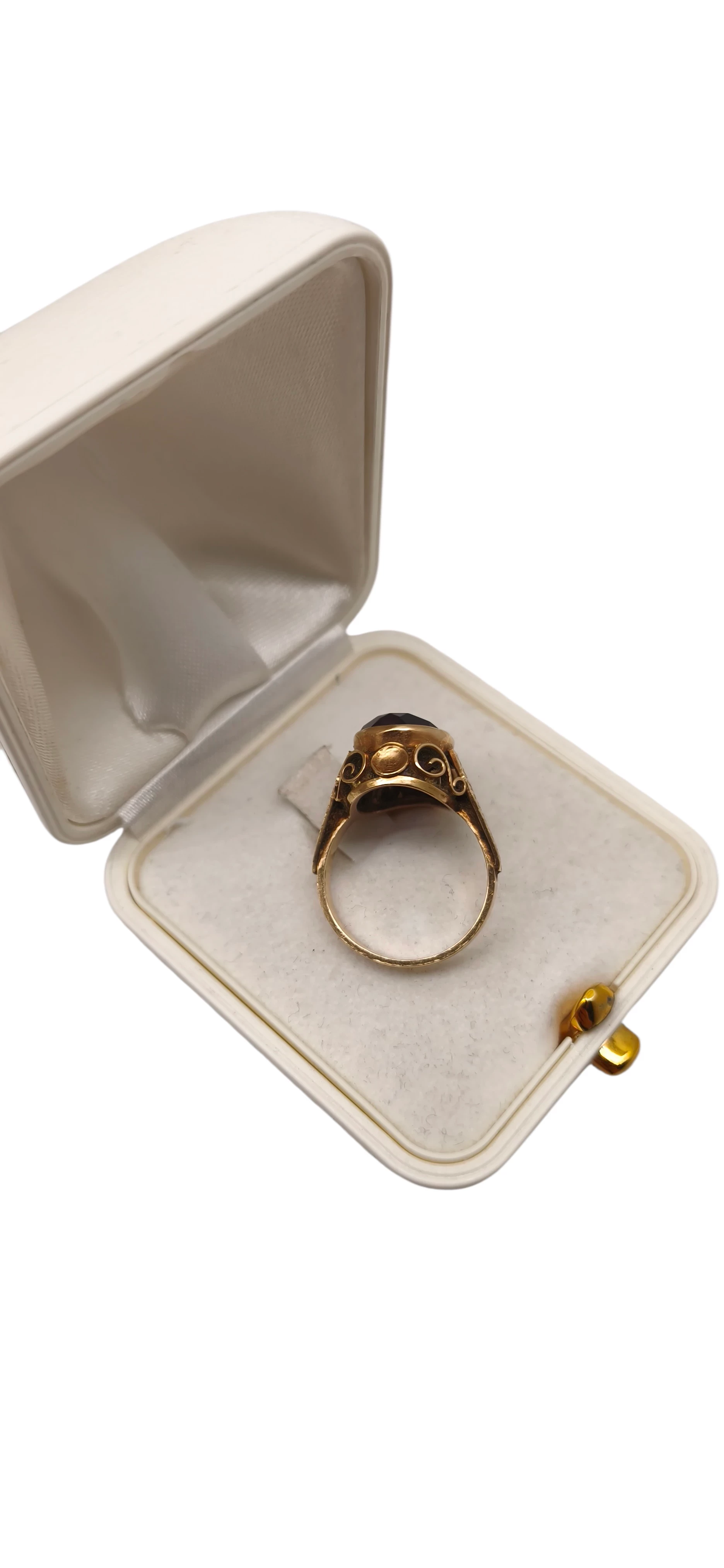 ornamentowy-zloty-pierscionek-styl-vintage-z-fioletowym-kamieniem-rodzaj-2205-2