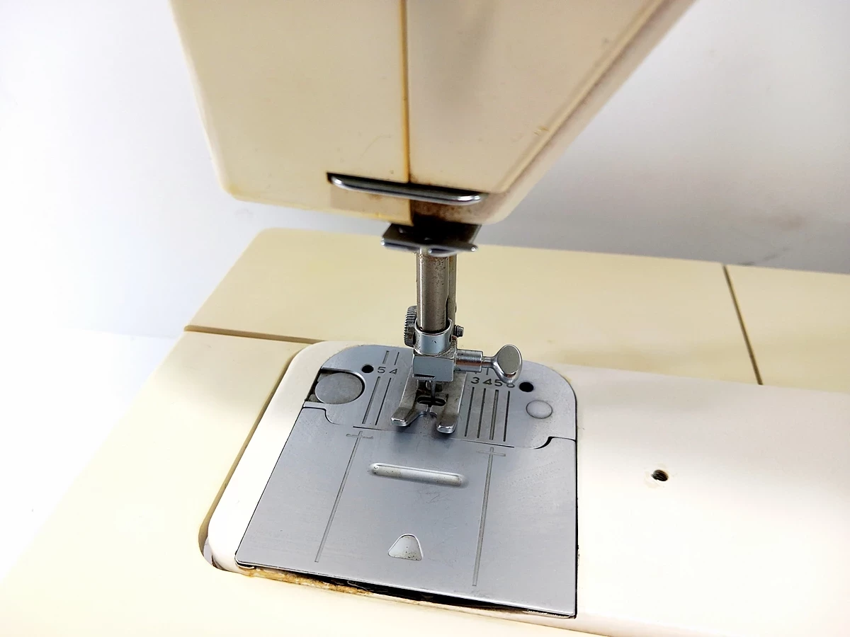 maszyna-do-szycia-lucznik-878-stopa-i-pokrowiec-kod-producenta-877
