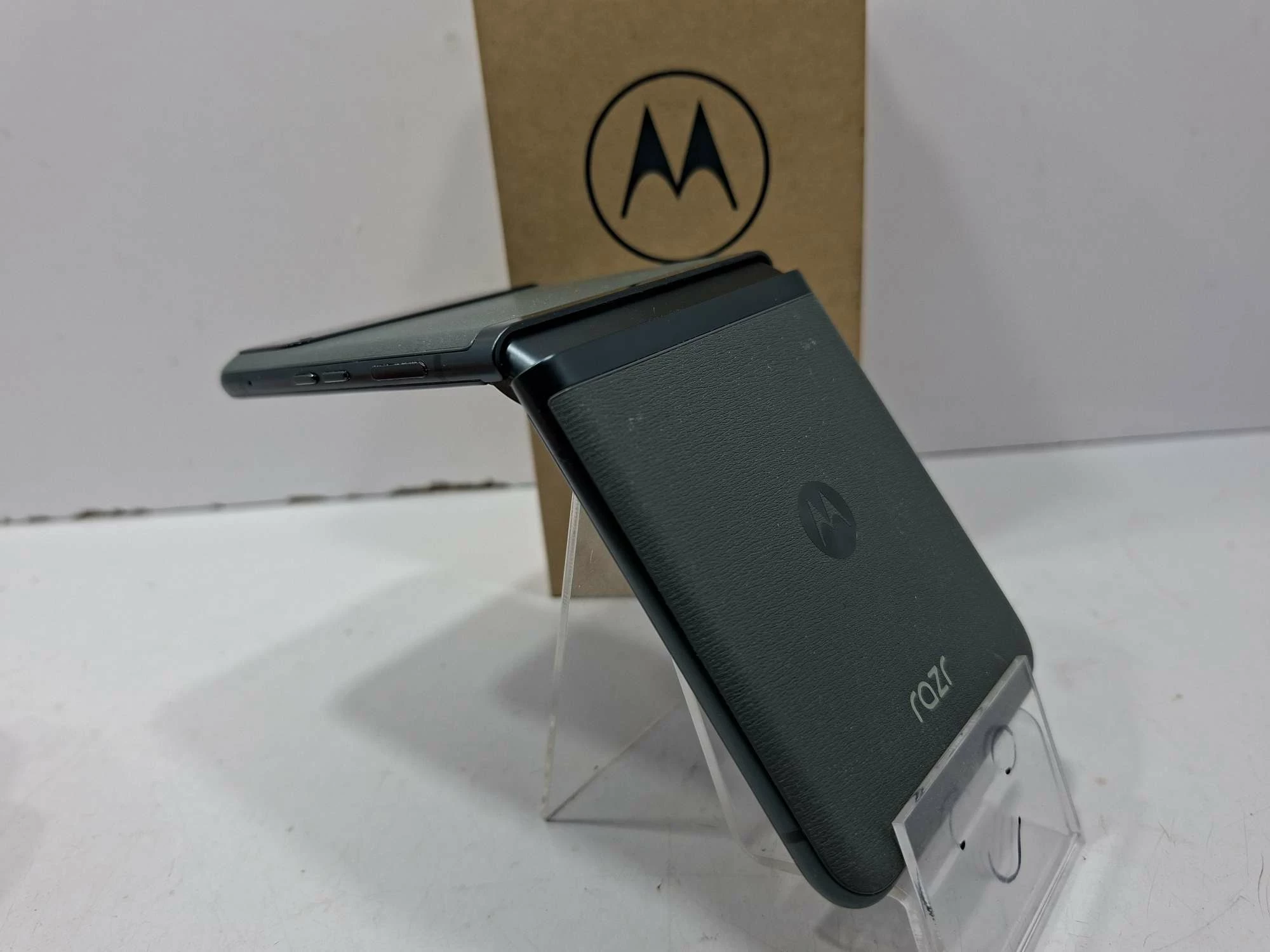 telefon-notorola-razr-40-kod-producenta-paya0004pl