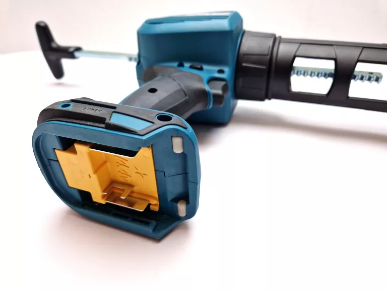 akumulatorowy-wyciskach-do-kleju-i-silikonu-144v-makita-bcg140-body-pojemnosc-tub-ml-204533-1