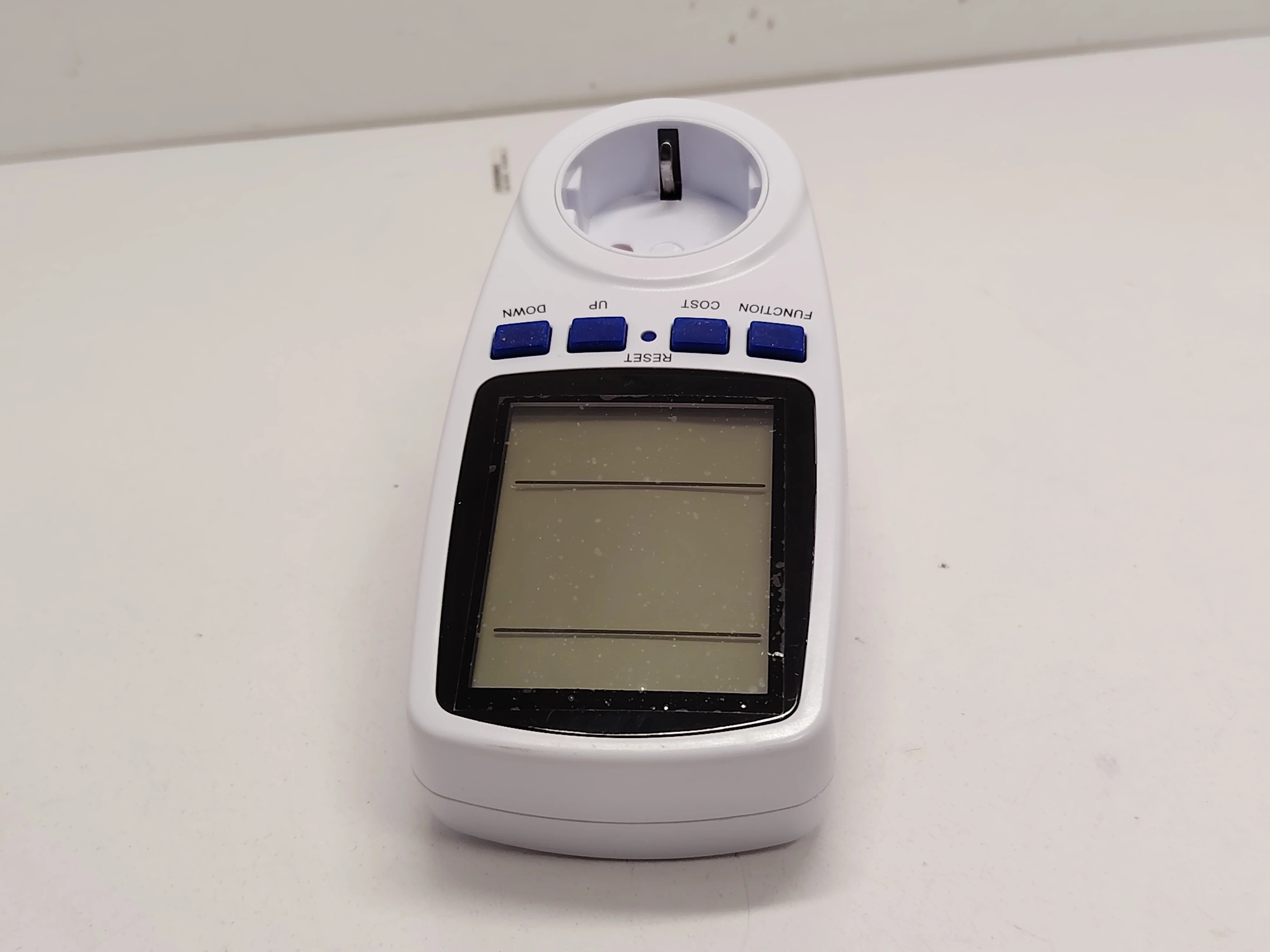 inteligentne-gniazdo-do-pomiaru-zuzycia-energii-watomierz-stan-11323-2