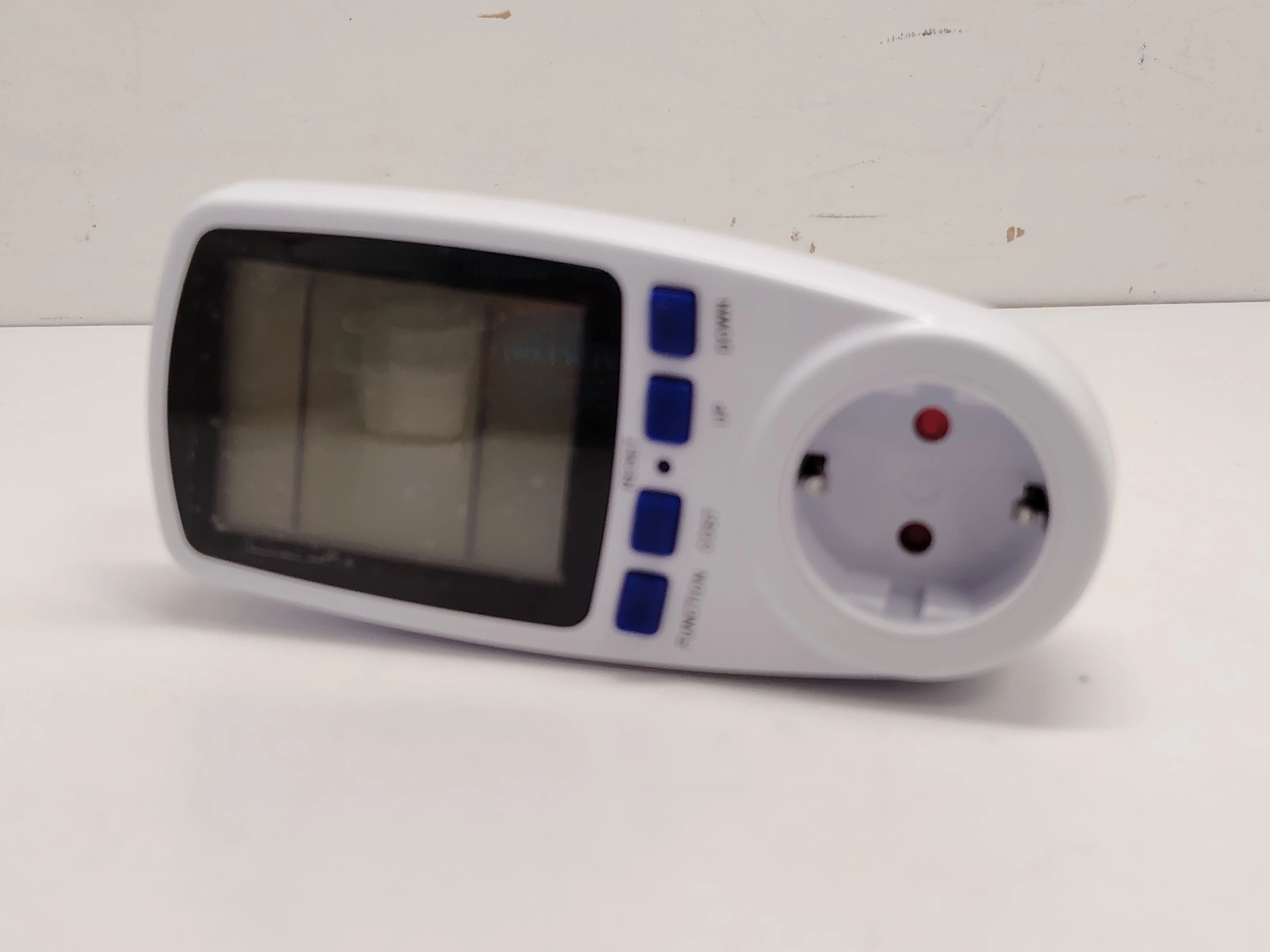 inteligentne-gniazdo-do-pomiaru-zuzycia-energii-watomierz-boh-warszawy-69-bartoszyce