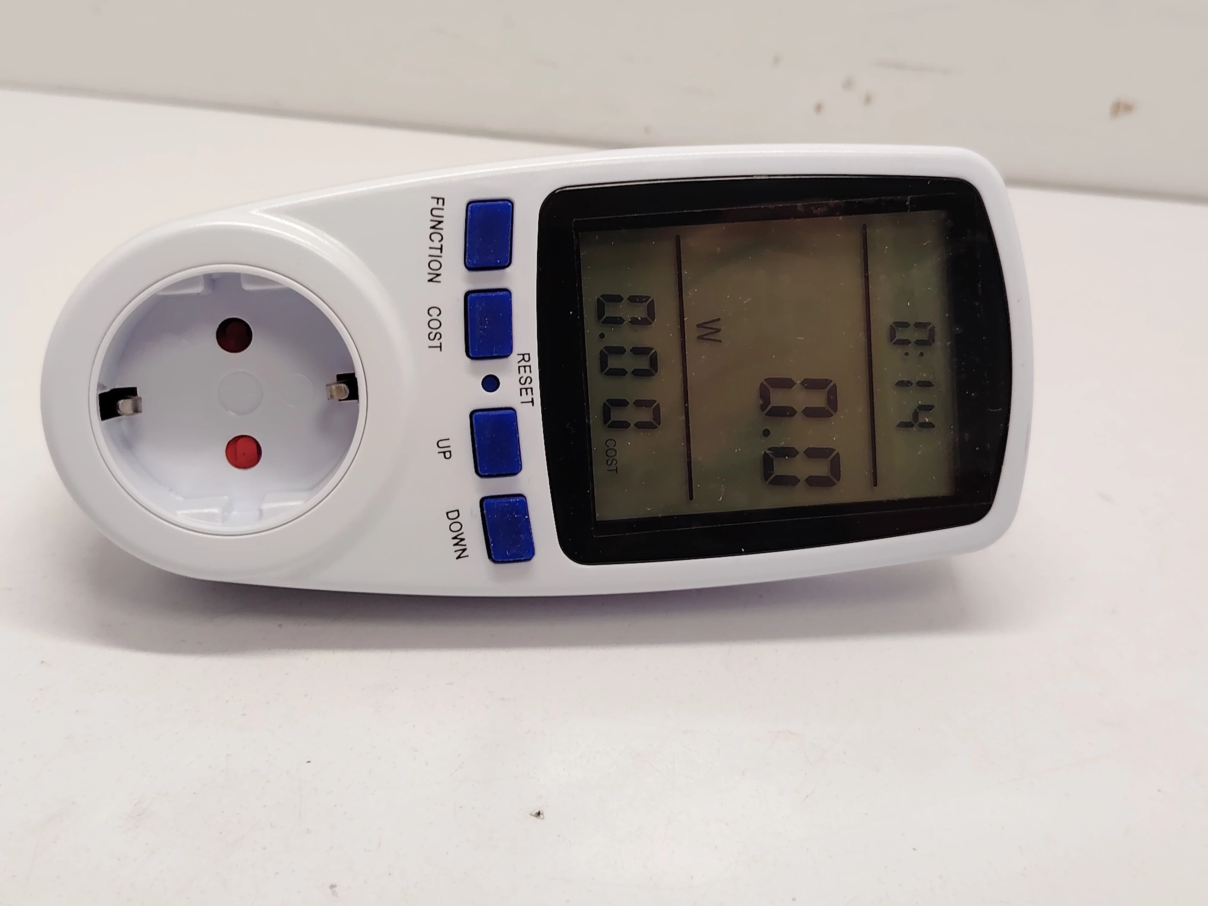 inteligentne-gniazdo-do-pomiaru-zuzycia-energii-watomierz-stan-11323-2