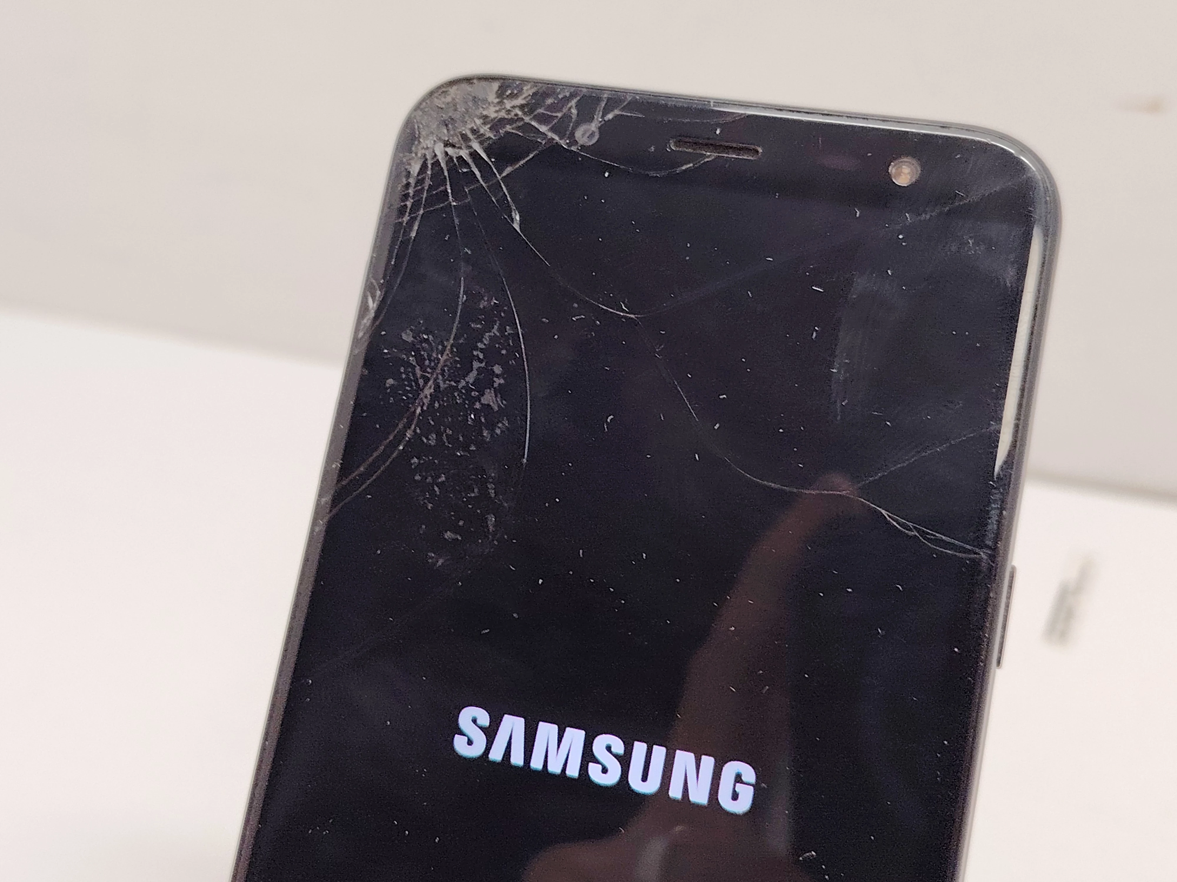 telefon-samsung-galaxy-j6-pobity-przekatna-ekranu-560