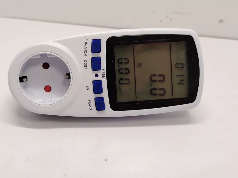 inteligentne-gniazdo-do-pomiaru-zuzycia-energii-watomierz-stan-11323-2