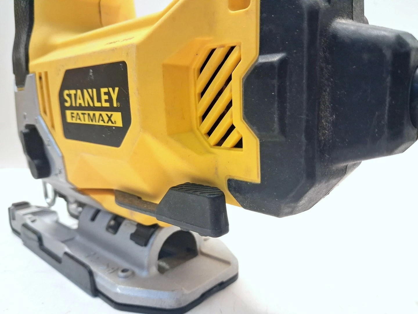 wyrzynarka-stanley-fme340-710w-w-walizce-napiecie-zasilania-23000