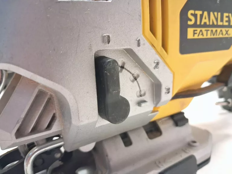 wyrzynarka-stanley-fme340-710w-w-walizce-glebokosc-ciecia-w-metalu-1000