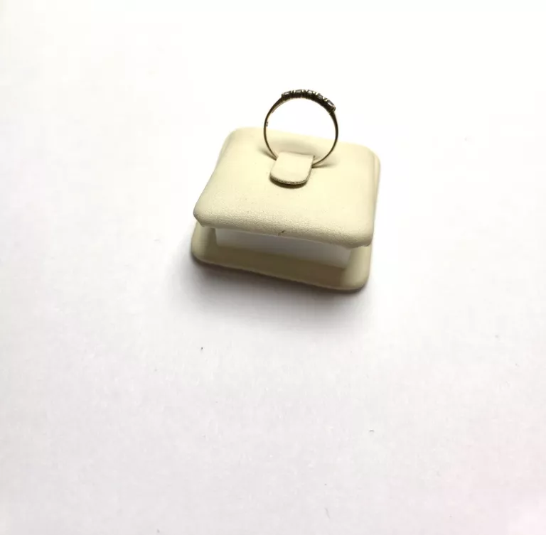 zloty-pierscionek-333-093g-r10-rodzaj-2205-2