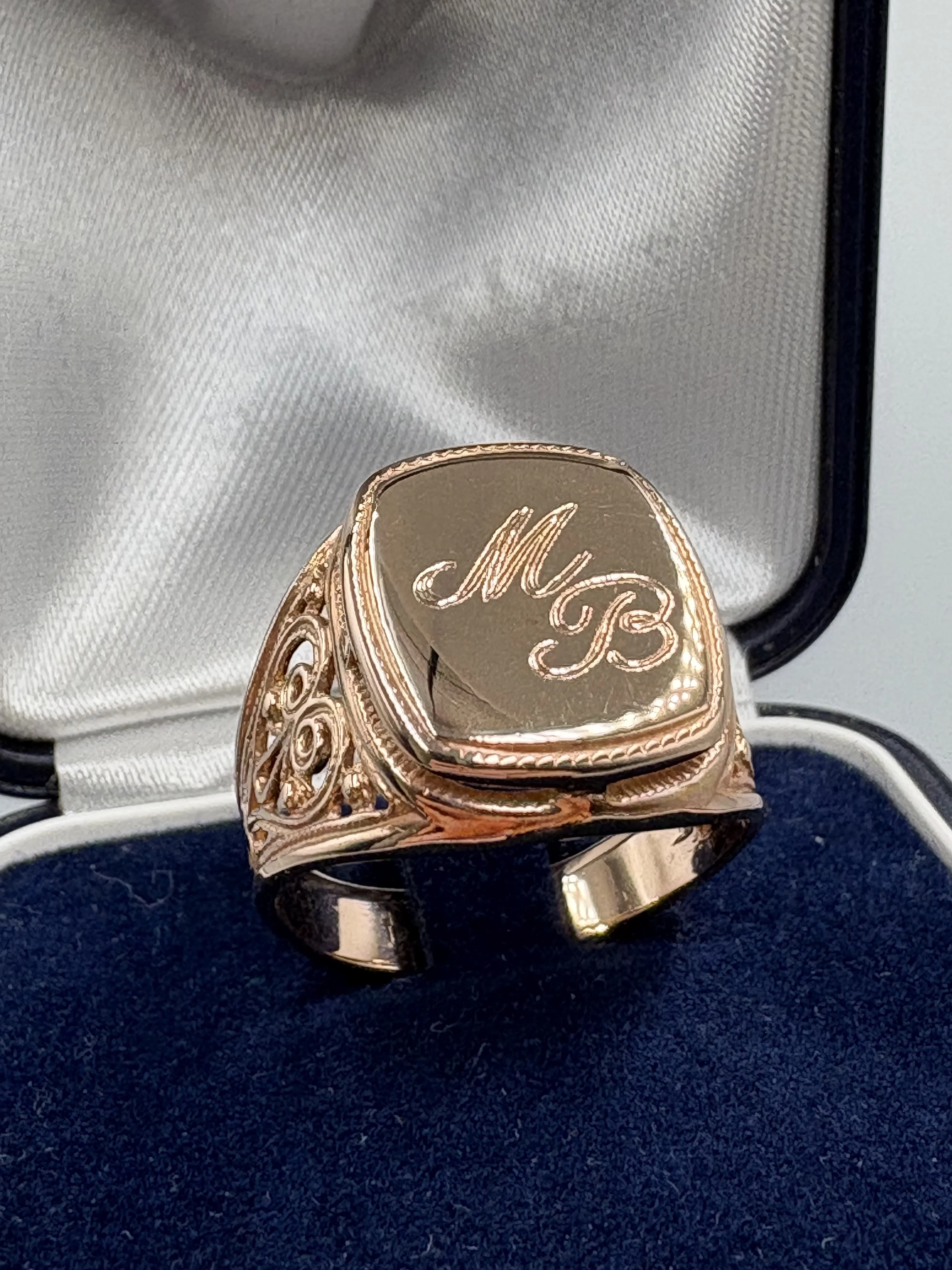 precyzyjnie-wykonany-zloty-sygnet-z-inicjalami-p585-693g-r20-hallera-3-wroclaw