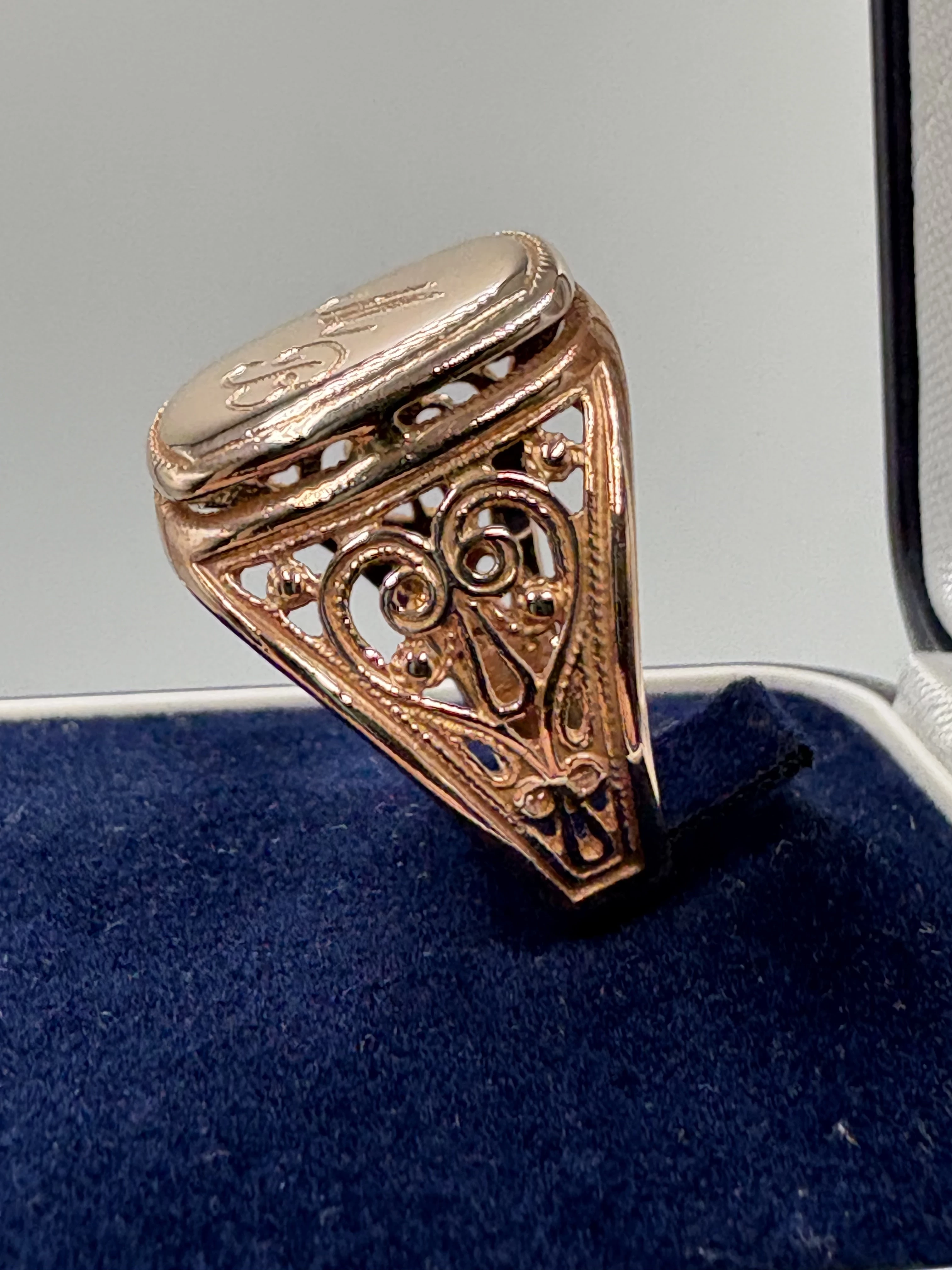 precyzyjnie-wykonany-zloty-sygnet-z-inicjalami-p585-693g-r20-rozmiarsrednica-wew-mm-372-20