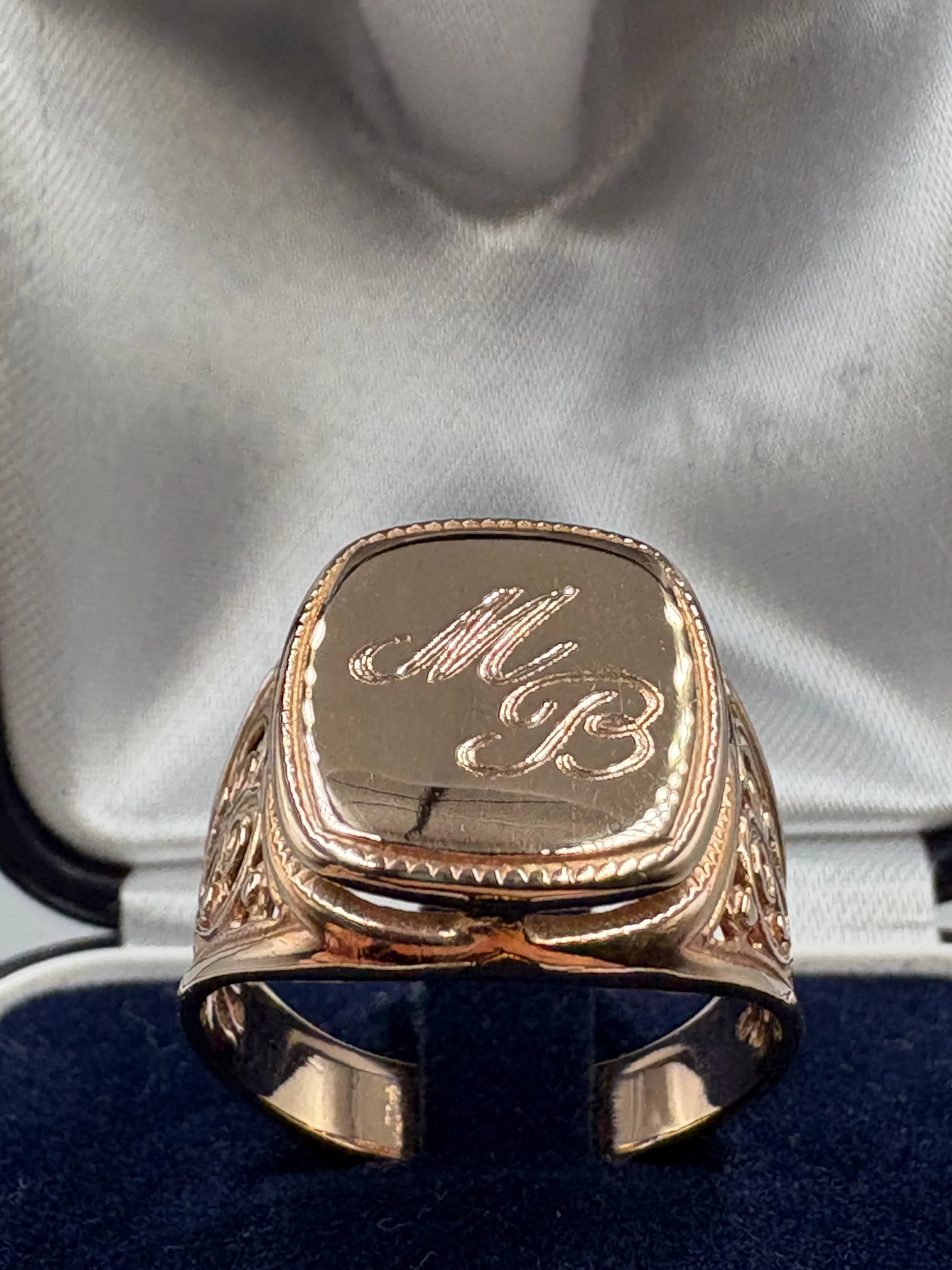 precyzyjnie-wykonany-zloty-sygnet-z-inicjalami-p585-693g-r20-material-17128-2