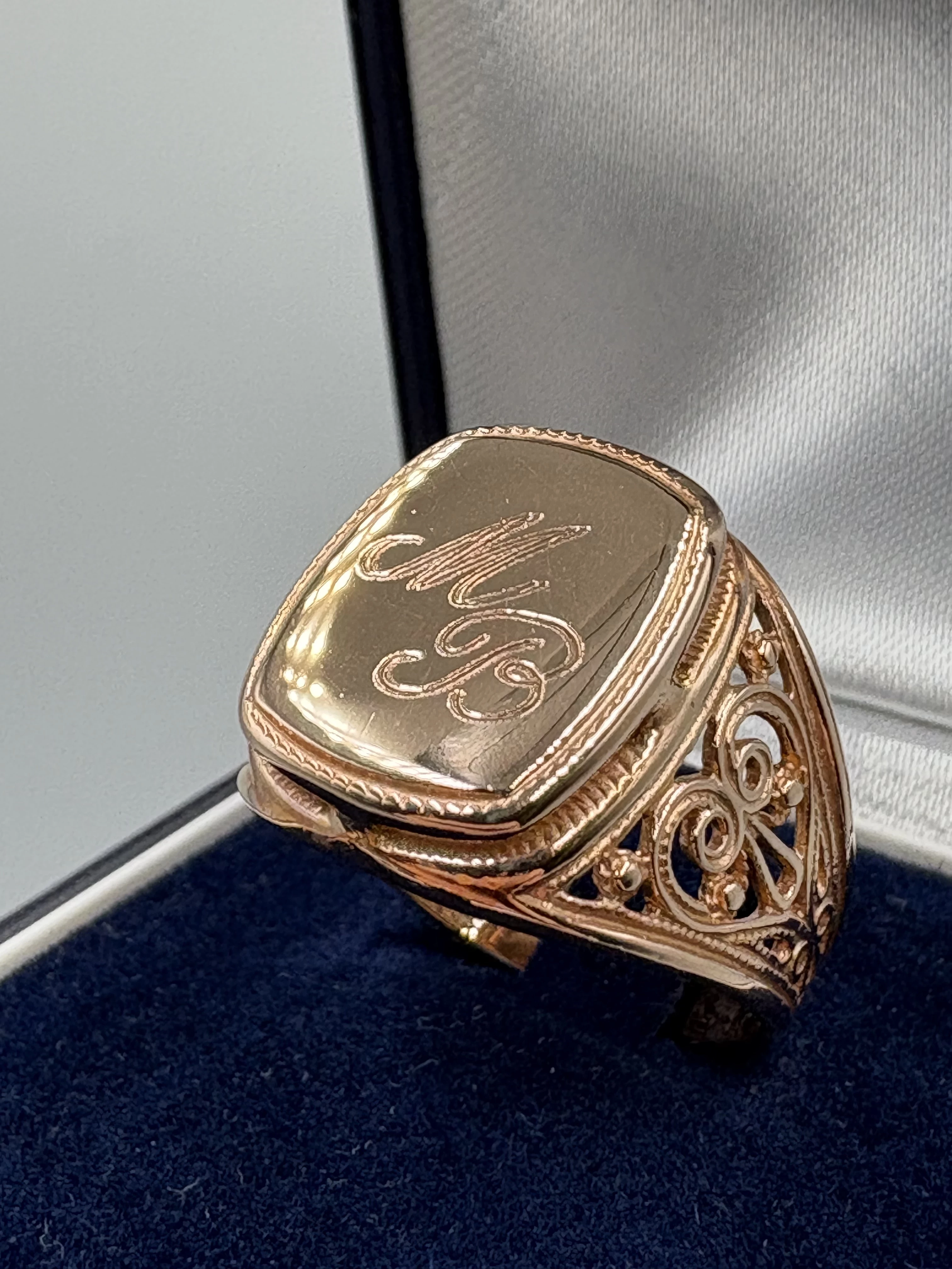 precyzyjnie-wykonany-zloty-sygnet-z-inicjalami-p585-693g-r20-stan-11323-2