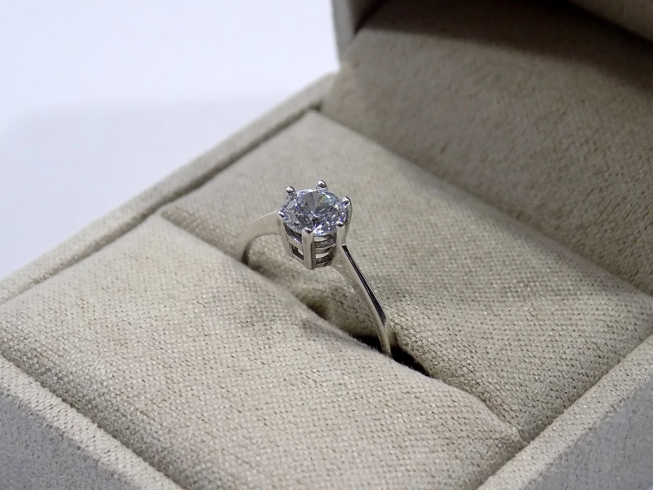 pierscionek-biale-zloto-waga-125-proba-585-stan-11323-2