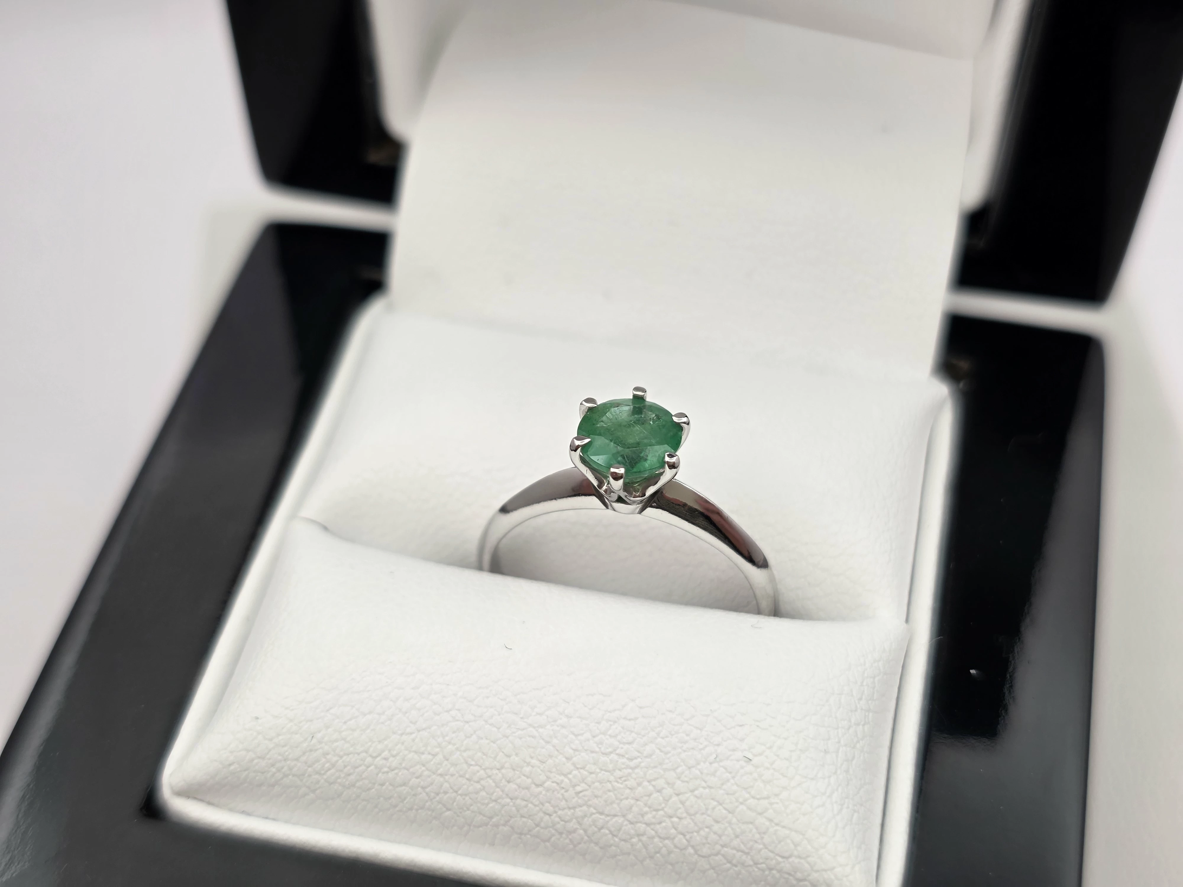 pierscionek-z-bialego-zlota-szmaragd-585-14k-r12-174g-rodzaj-2205-2