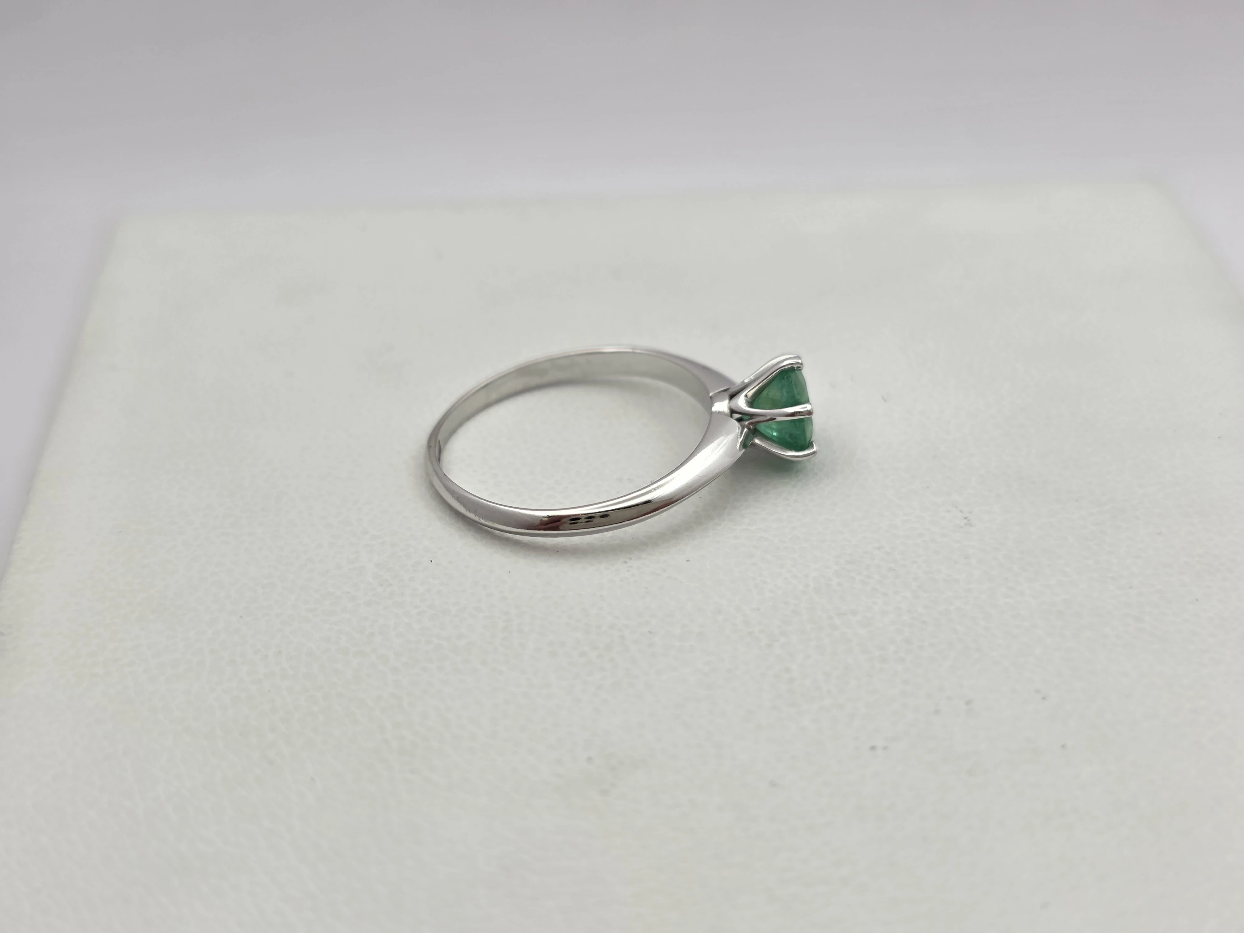 pierscionek-z-bialego-zlota-szmaragd-585-14k-r12-174g-ean-gtin-5900025305355