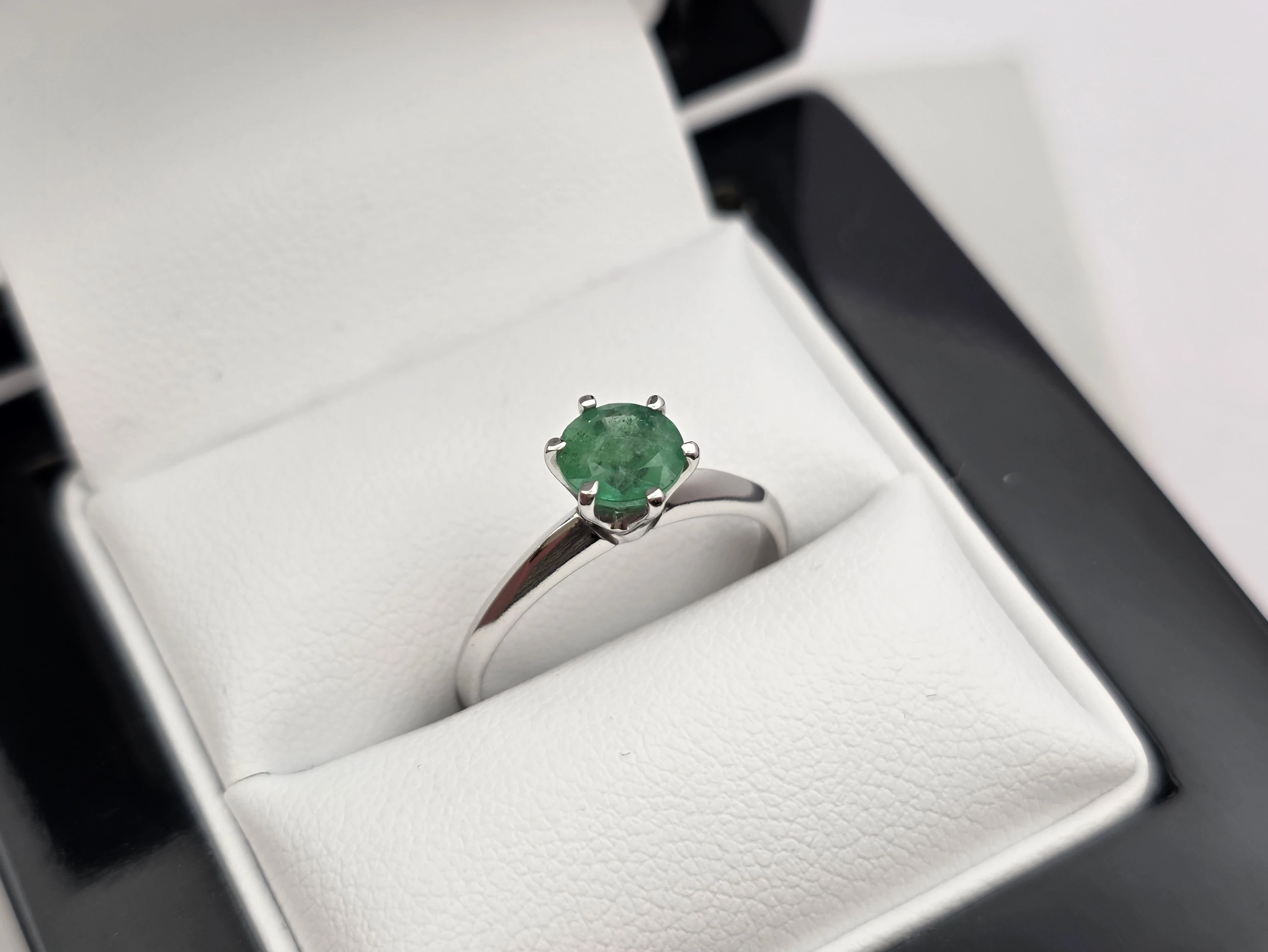 pierscionek-z-bialego-zlota-szmaragd-585-14k-r12-174g-stefana-grota-roweckiego-7h-krakow