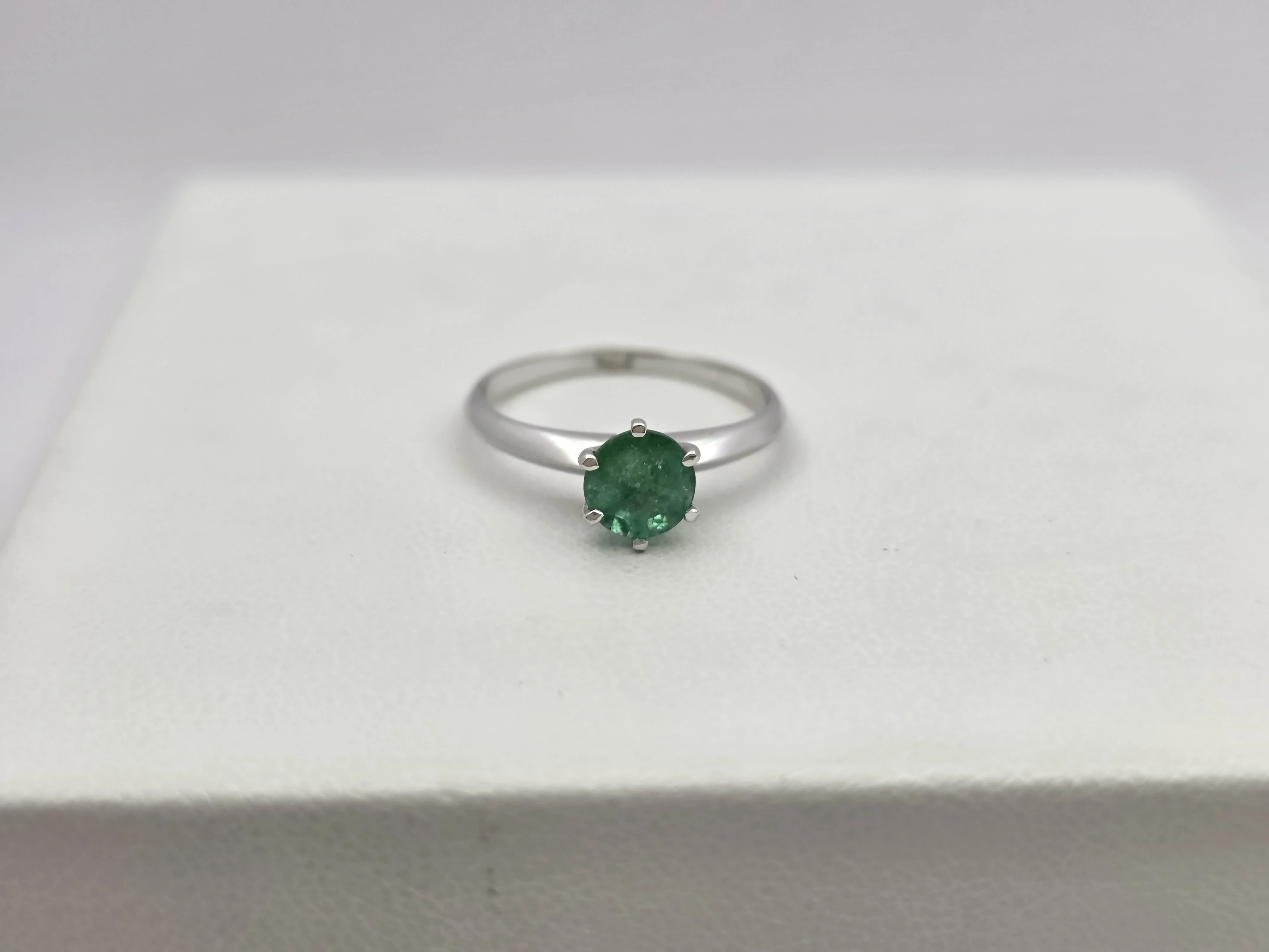 pierscionek-z-bialego-zlota-szmaragd-585-14k-r12-174g-waga-129