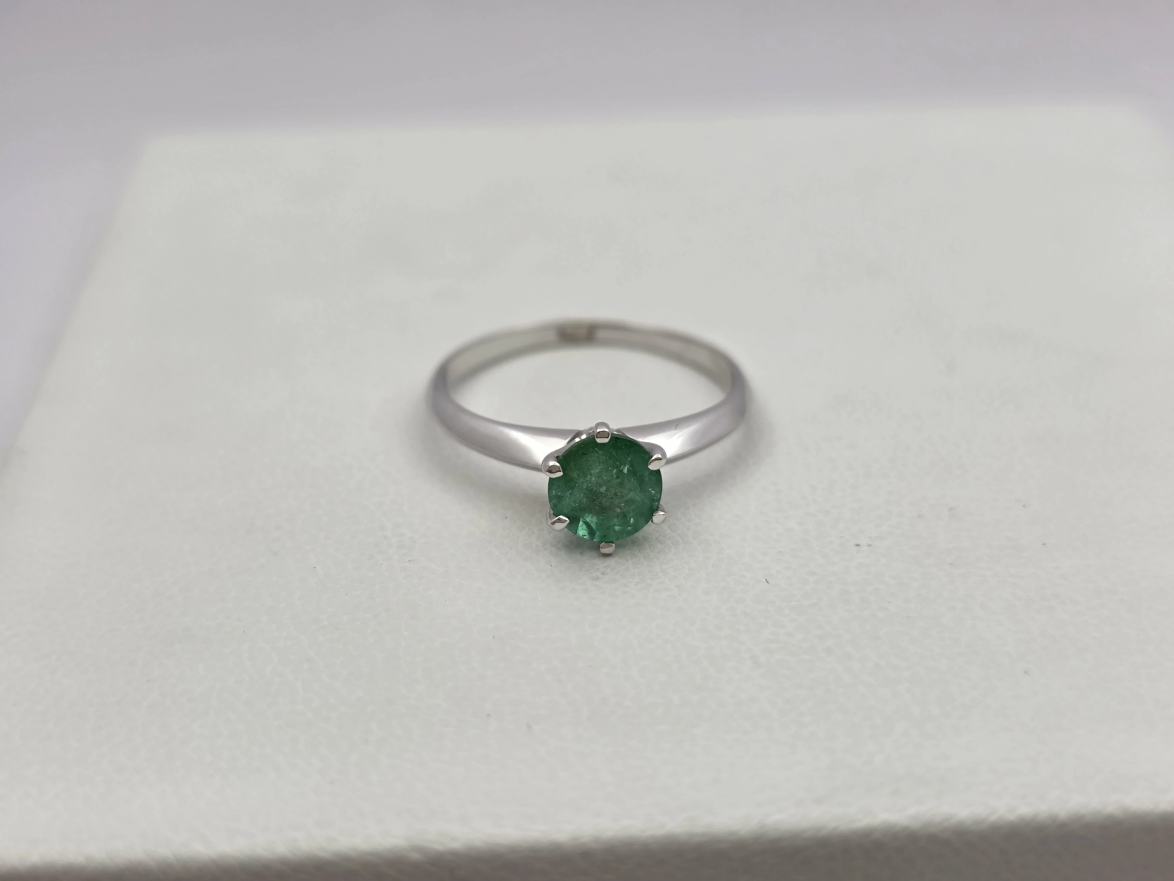 pierscionek-z-bialego-zlota-szmaragd-585-14k-r12-174g-rozmiarsrednica-wew-mm-372-12