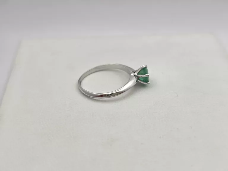 pierscionek-z-bialego-zlota-szmaragd-585-14k-r12-174g-ean-gtin-5900025305355