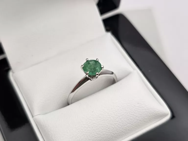 pierscionek-z-bialego-zlota-szmaragd-585-14k-r12-174g-stefana-grota-roweckiego-7h-krakow