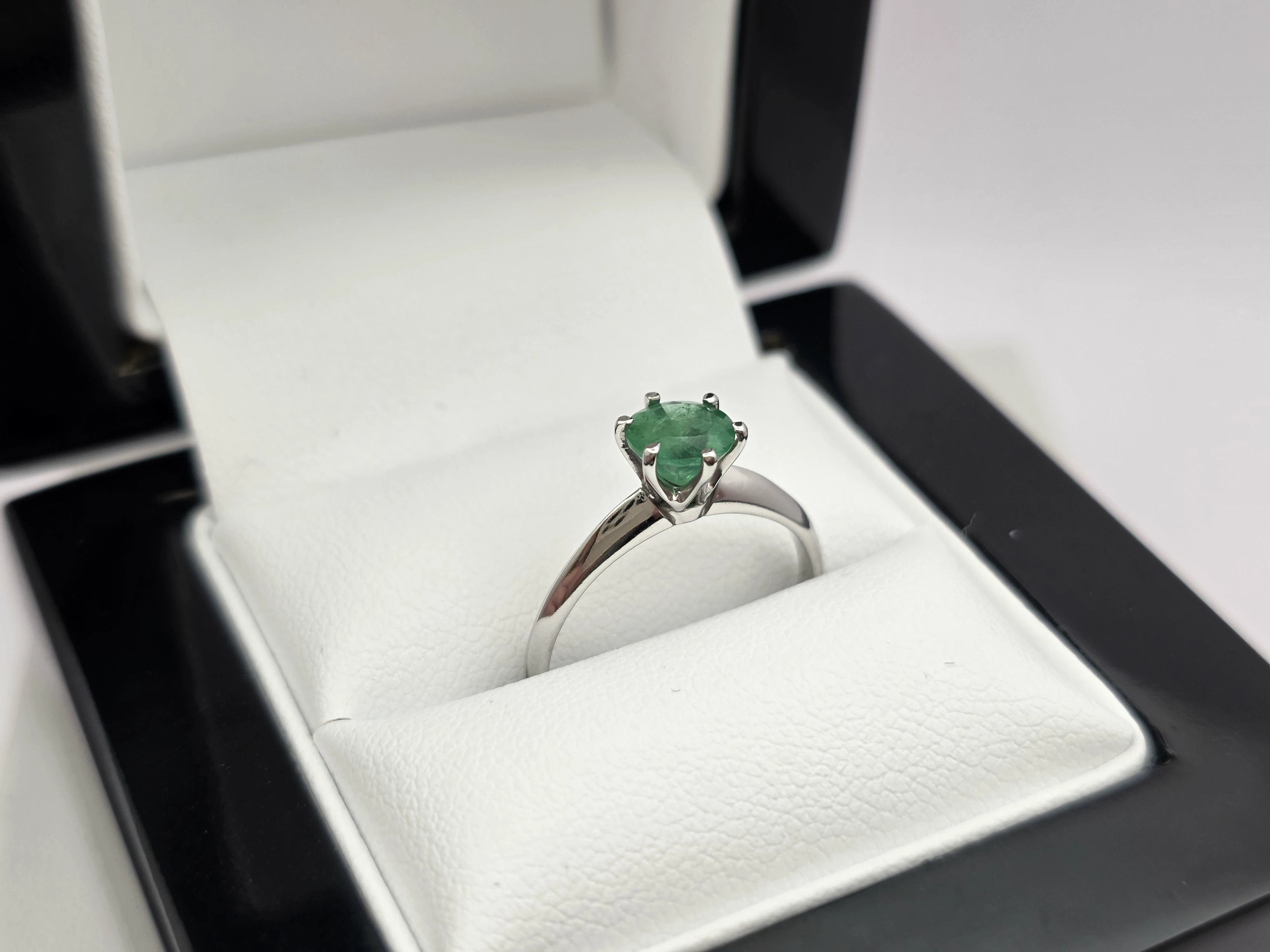 pierscionek-z-bialego-zlota-szmaragd-585-14k-r12-174g-kamien-17088-128