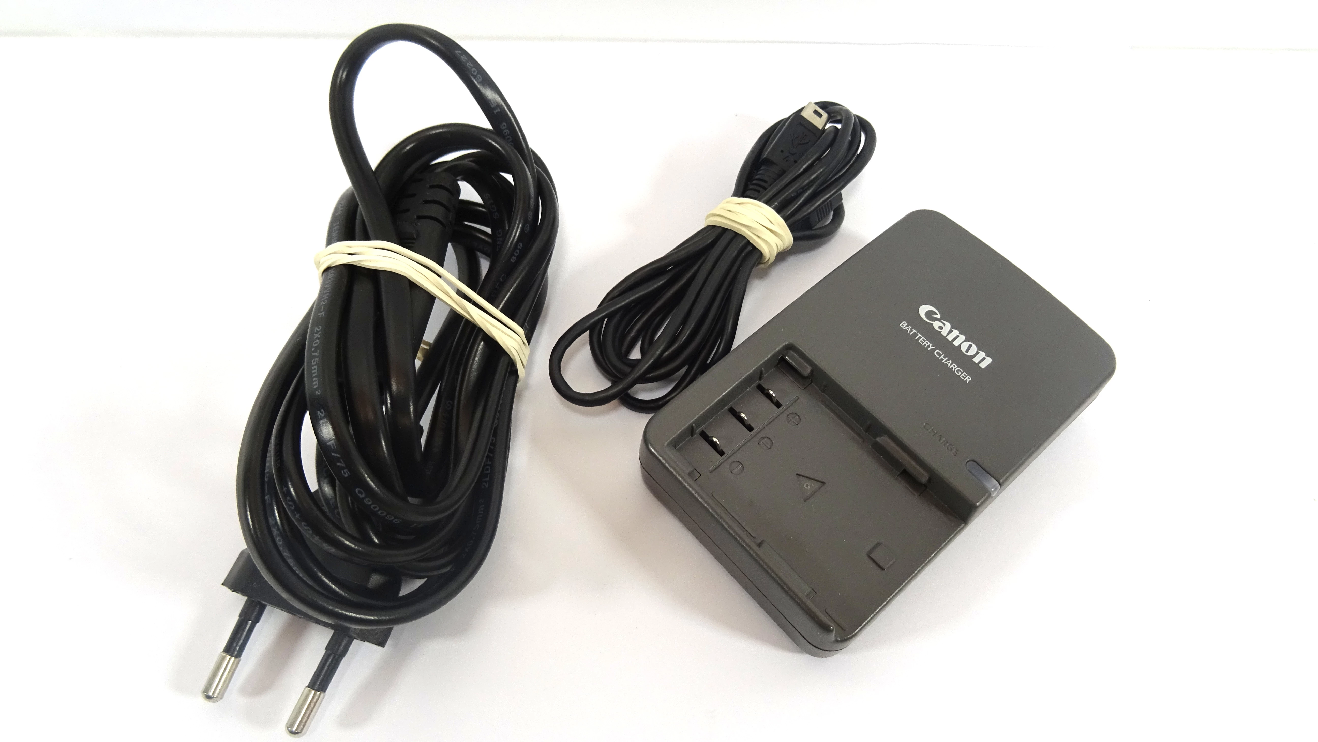 lustrzanka-cyfrowa-canon-400d-opbiektyw-efs18-55m-pokrowiec-ladowarka-w-zestawie-814-2