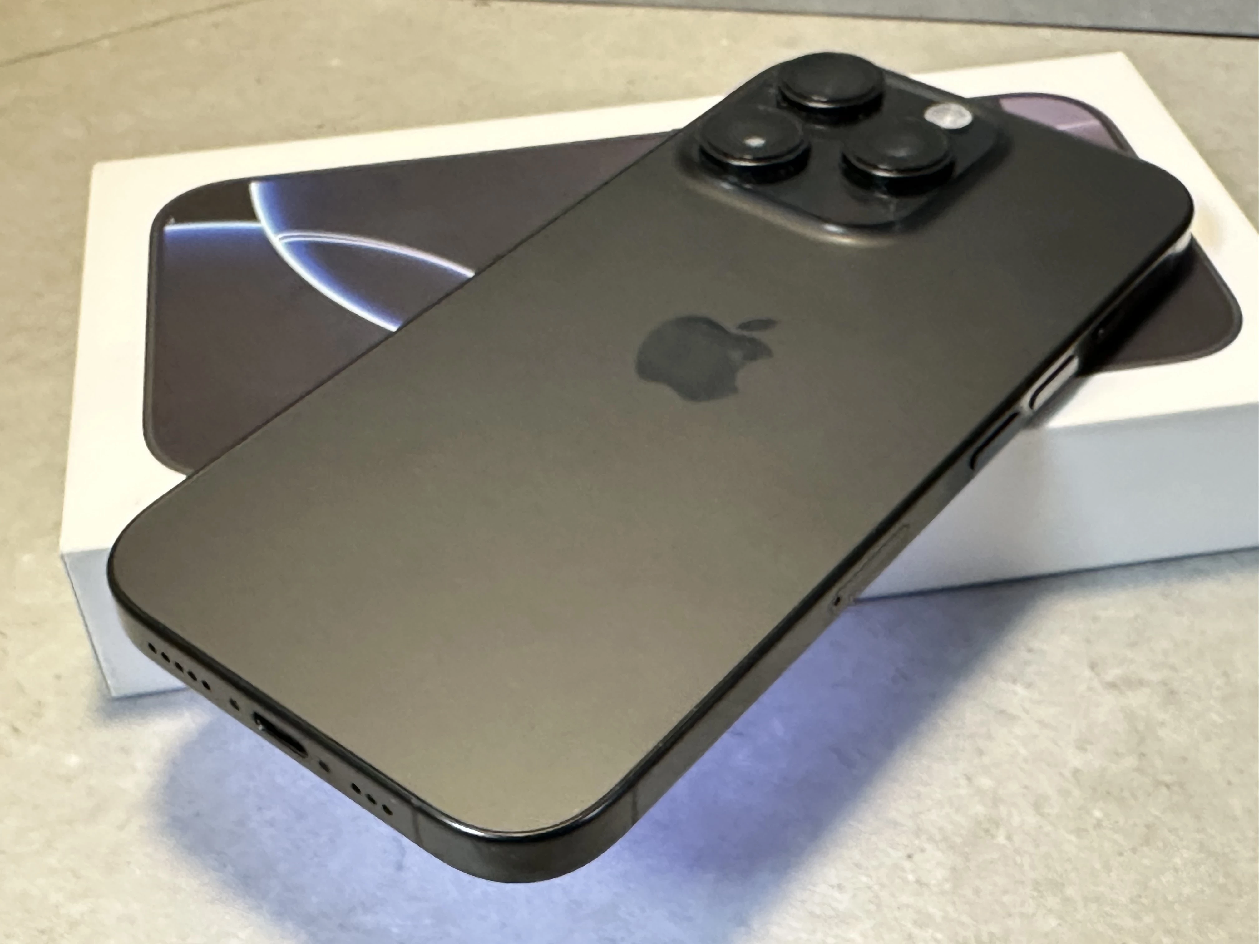 telefon-iphone-16-pro-128gb-92-black-titanium-gwarancja-kod-producenta-mynd3sxa