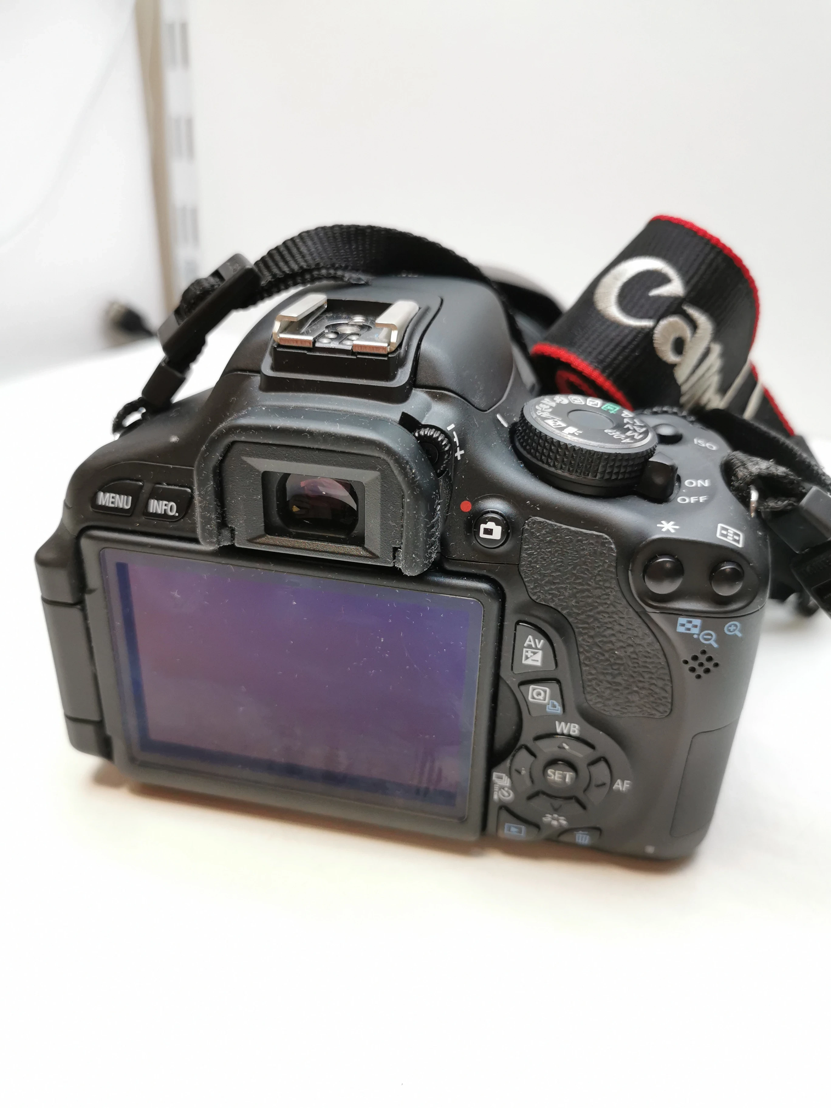 lustrzanka-canon-eos-600d-obiektyw-18-135mm-torba-w-zestawie-814-1