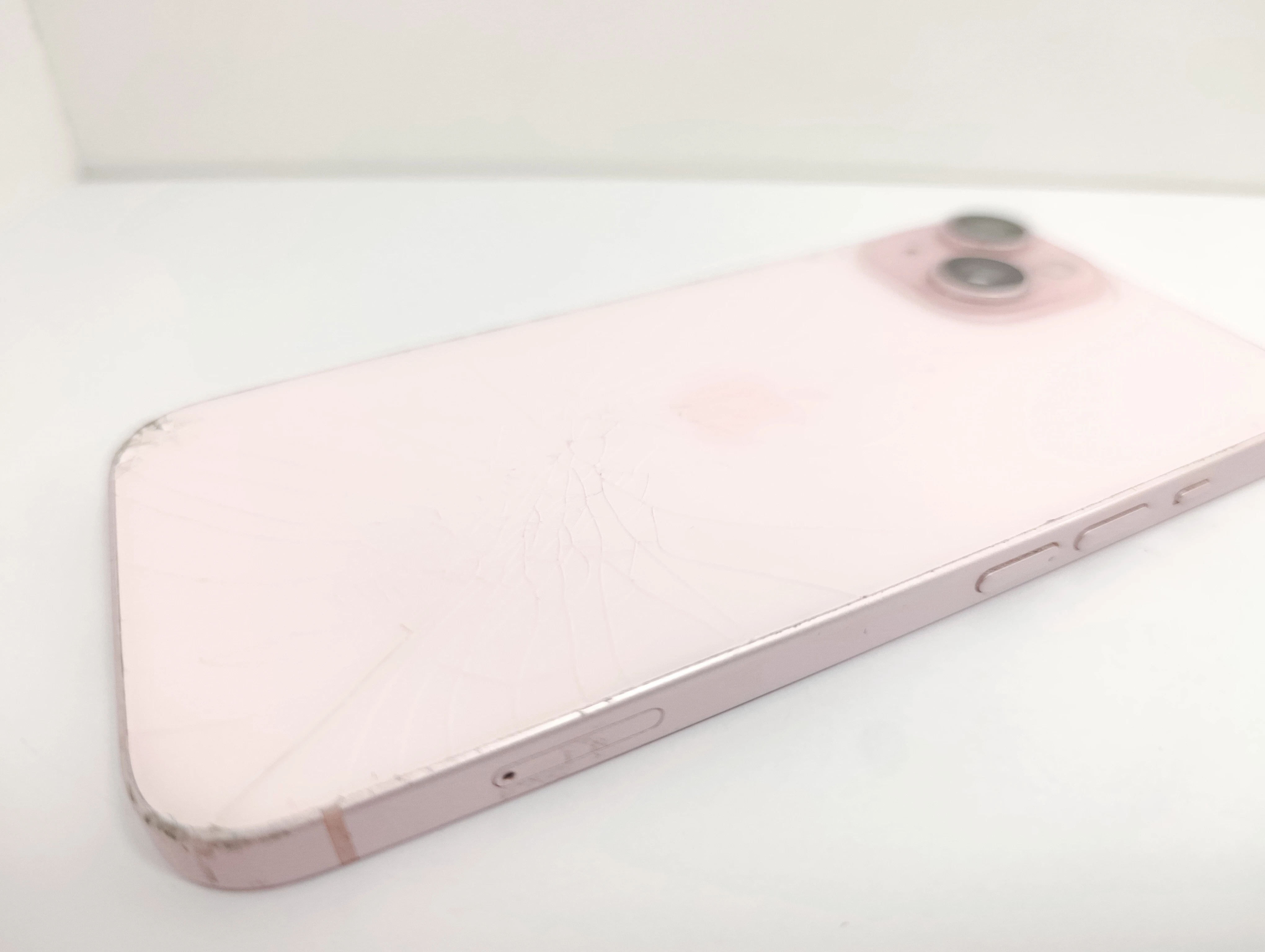 telefon-apple-iphone-15-128gb-84-bateria-zbite-plecy-przekatna-ekranu-610