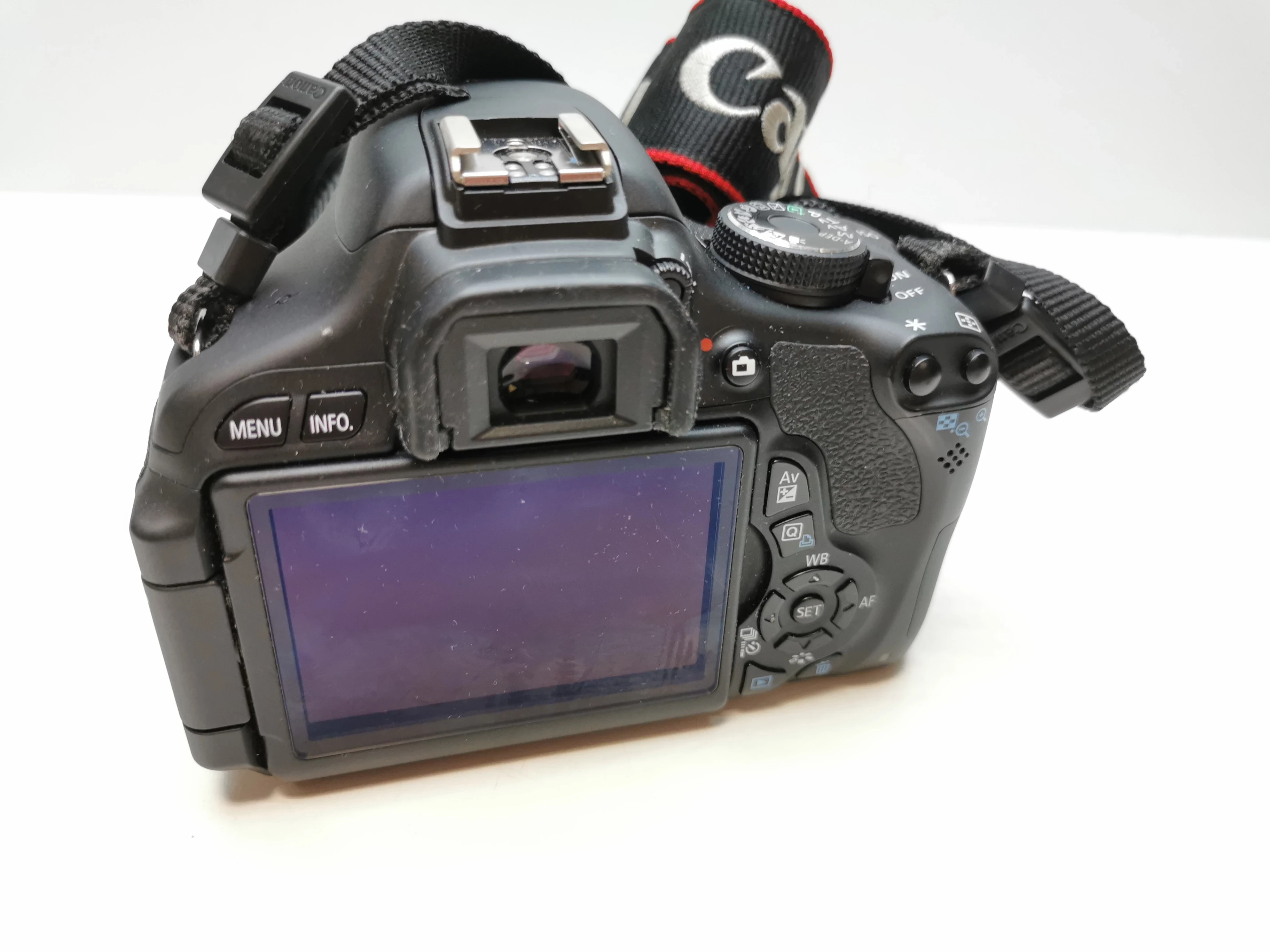 lustrzanka-canon-eos-600d-obiektyw-18-135mm-torba-rozdzielczosc-1800