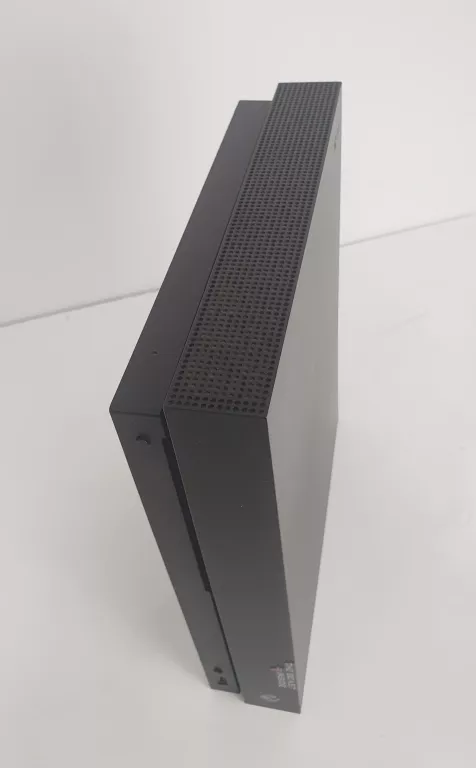 konsola-microsoft-xbox-one-x-1tb-kod-producenta-cyv-00105