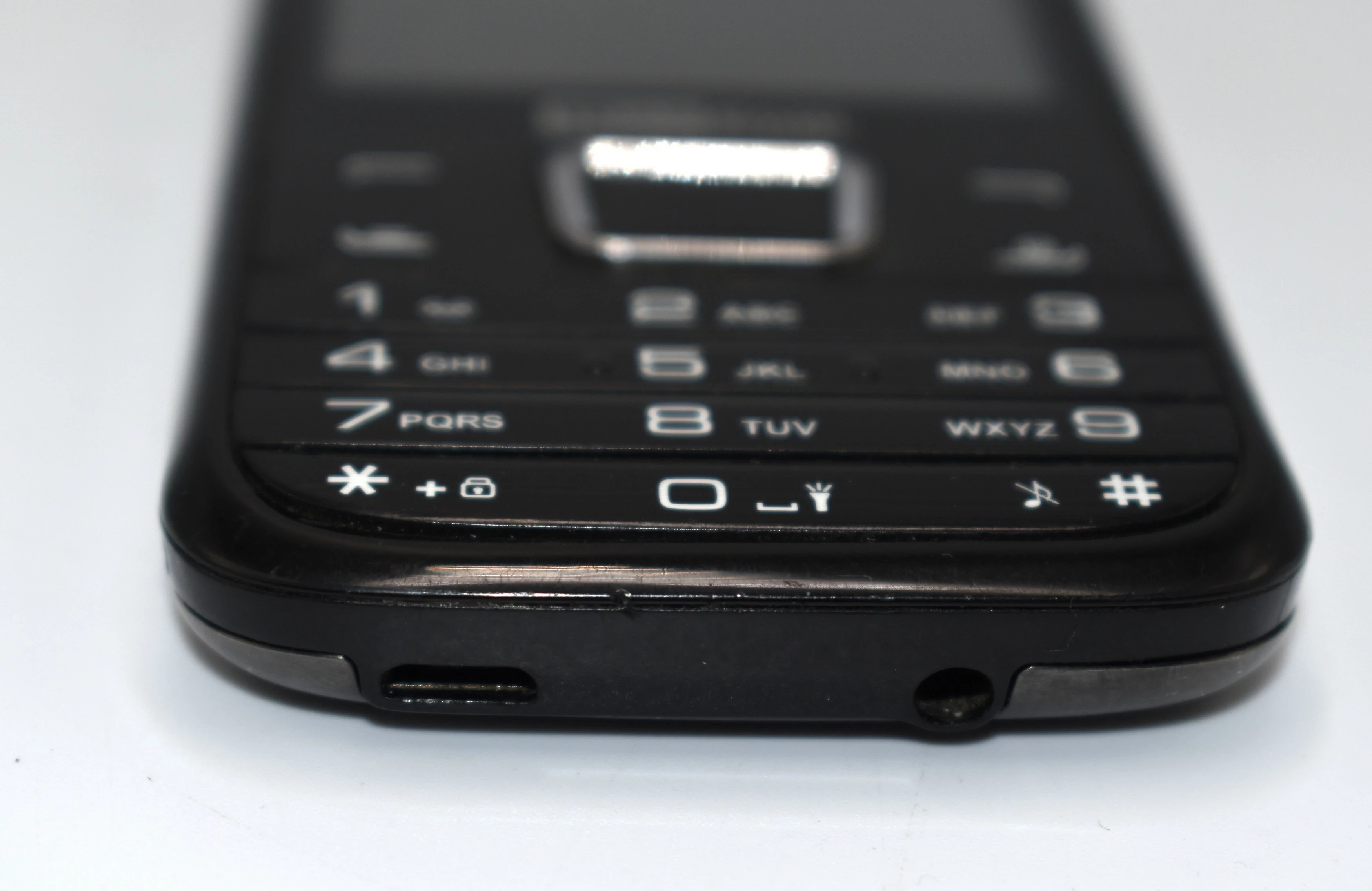 telefon-komorkowy-maxcom-mm238-256-mb-1-gb-3g-czarny-przekatna-ekranu-280