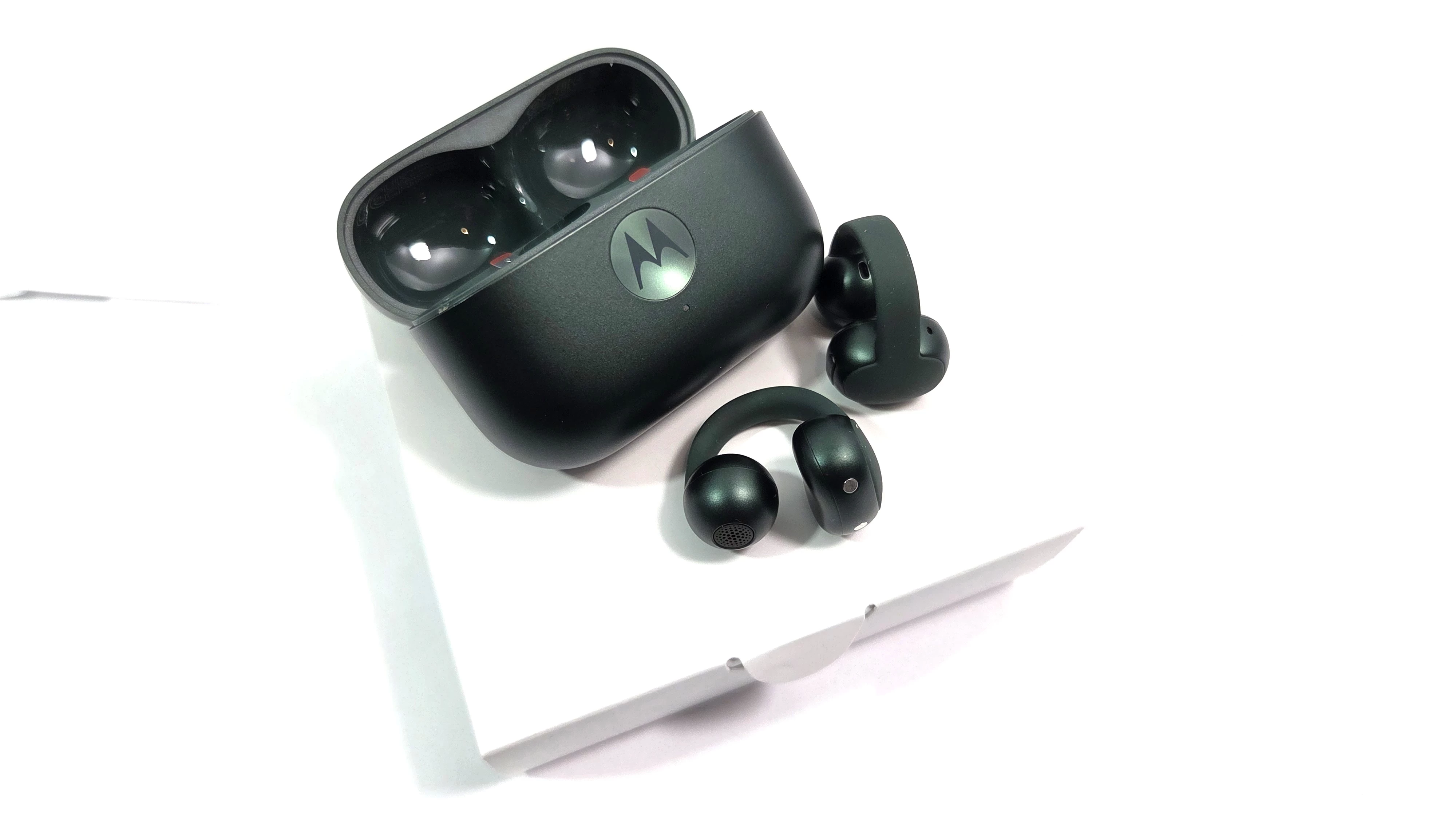 sluchawki-moto-buds-loop-jak-nowe-kolor-dominujacy-129357-10