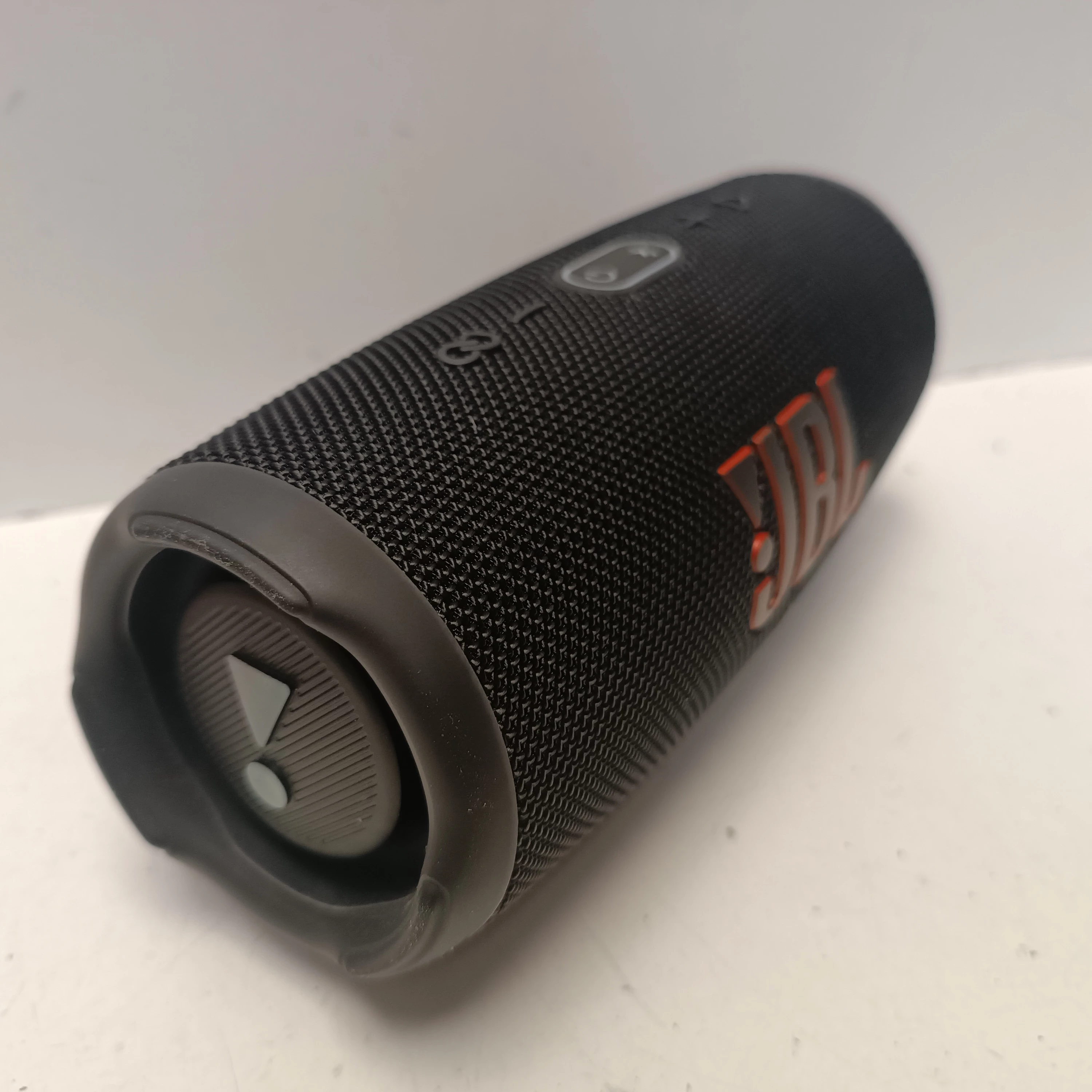 glosnik-jbl-charge-5-stan-11323-2