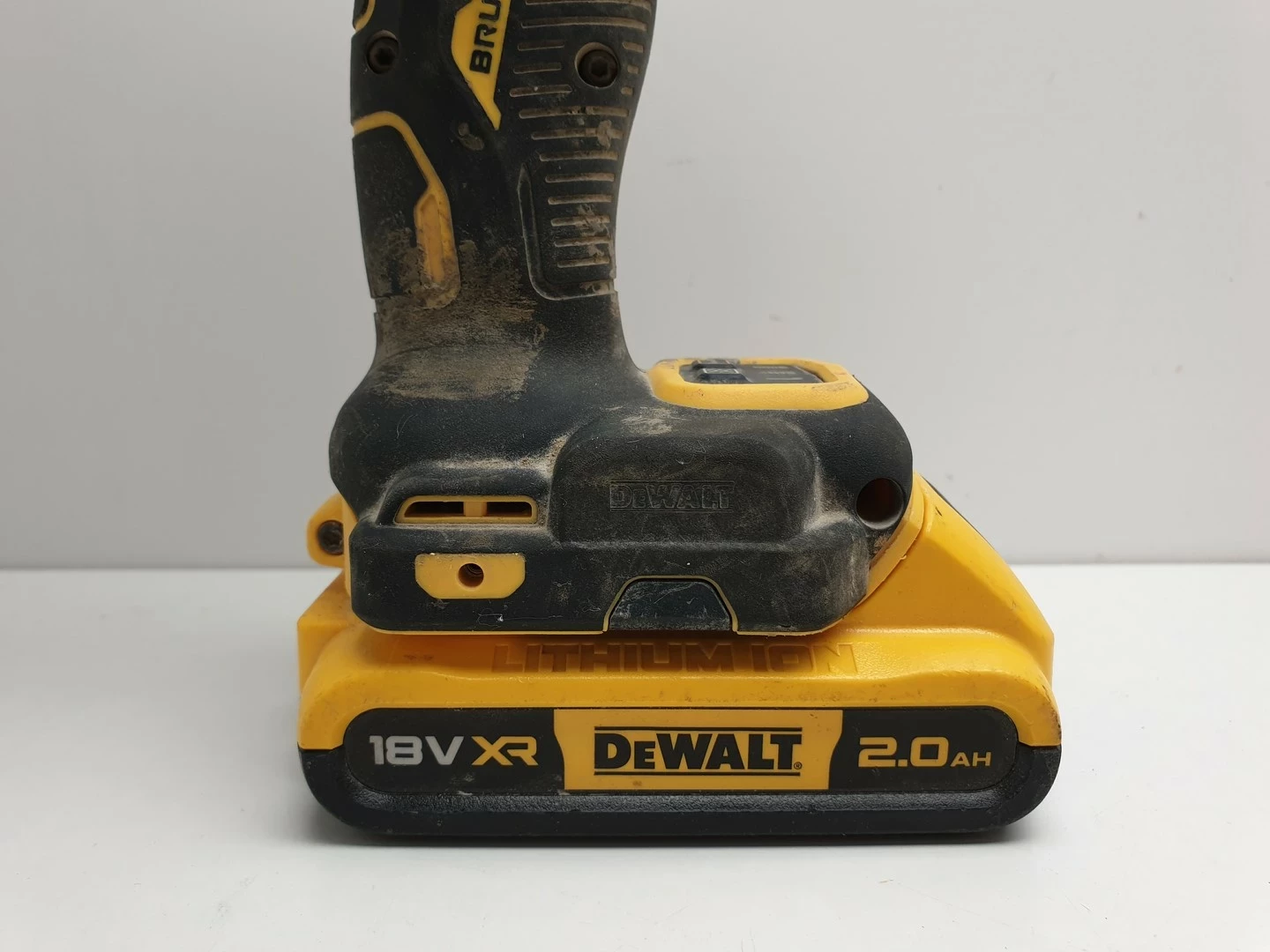 klucz-udarowy-dewalt-dcf-922-18v-akumulator-2ah-pojemnosc-akumulatora-000