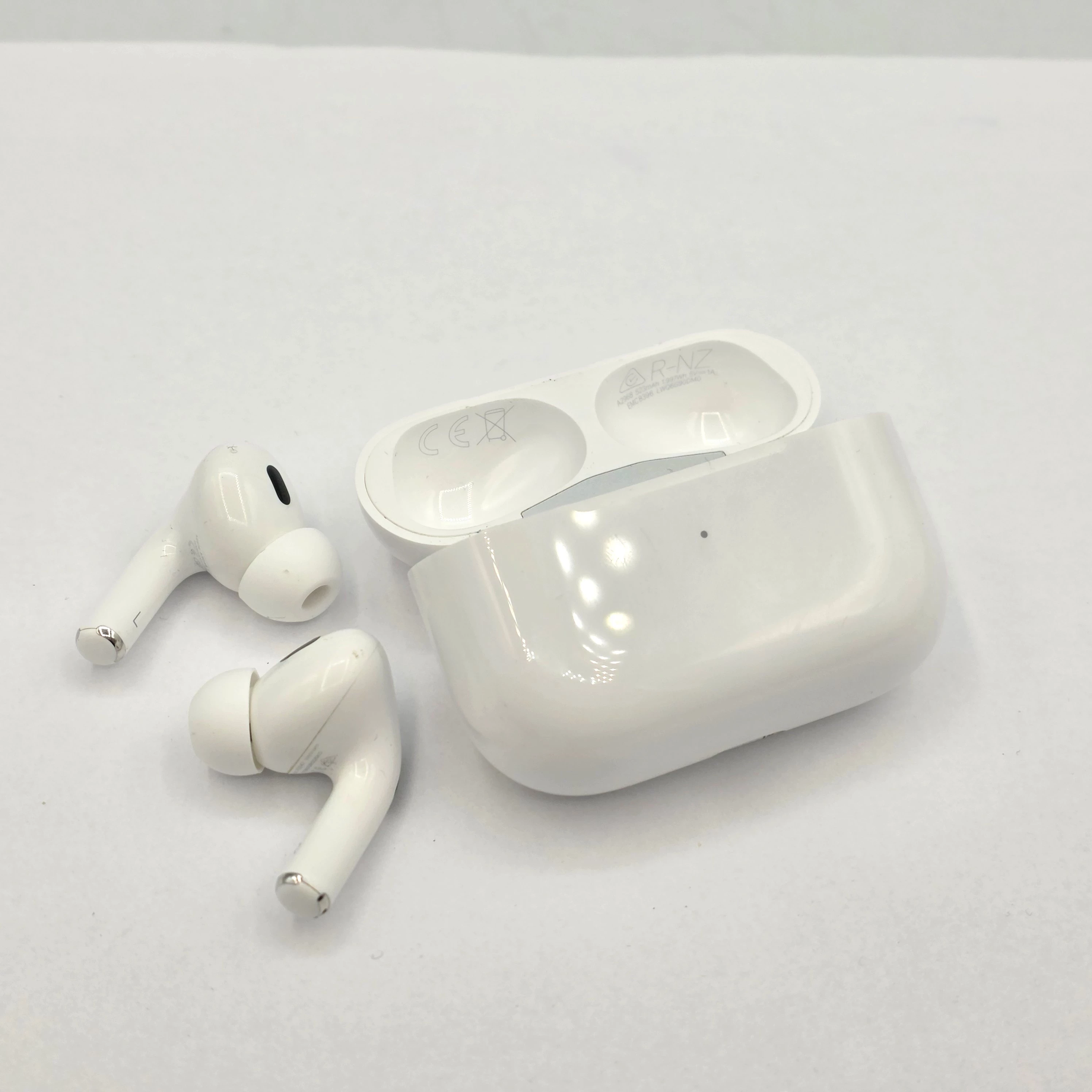 sluchawki-apple-airpods-pro-2-generacji-kolor-dominujacy-129357-2