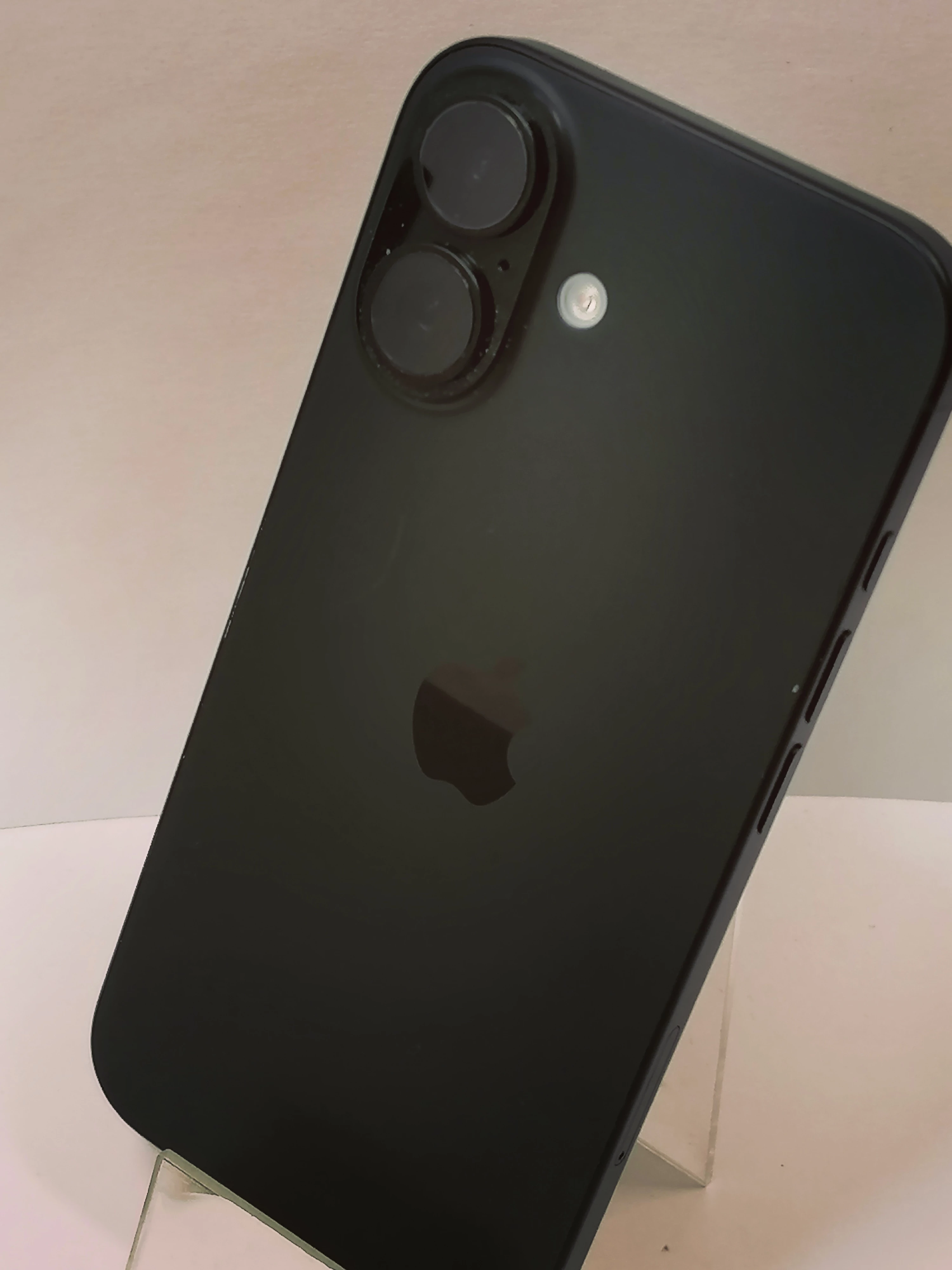 telefon-iphone-16-128gb-bateria-1005-ean-gtin-195949822025