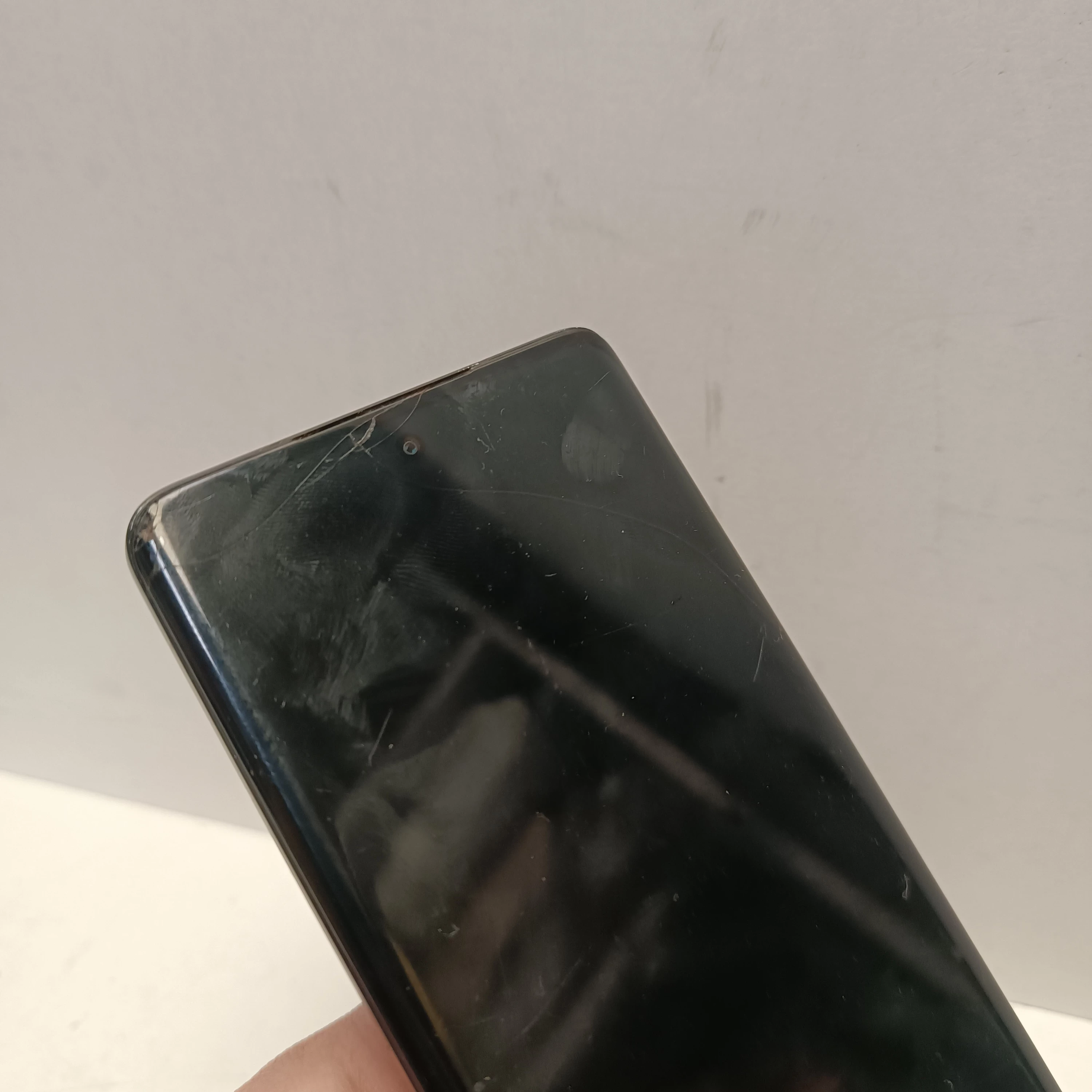 telefon-motorola-edge-40-zbity-ekran-8256gb-kod-producenta-pay40006pl