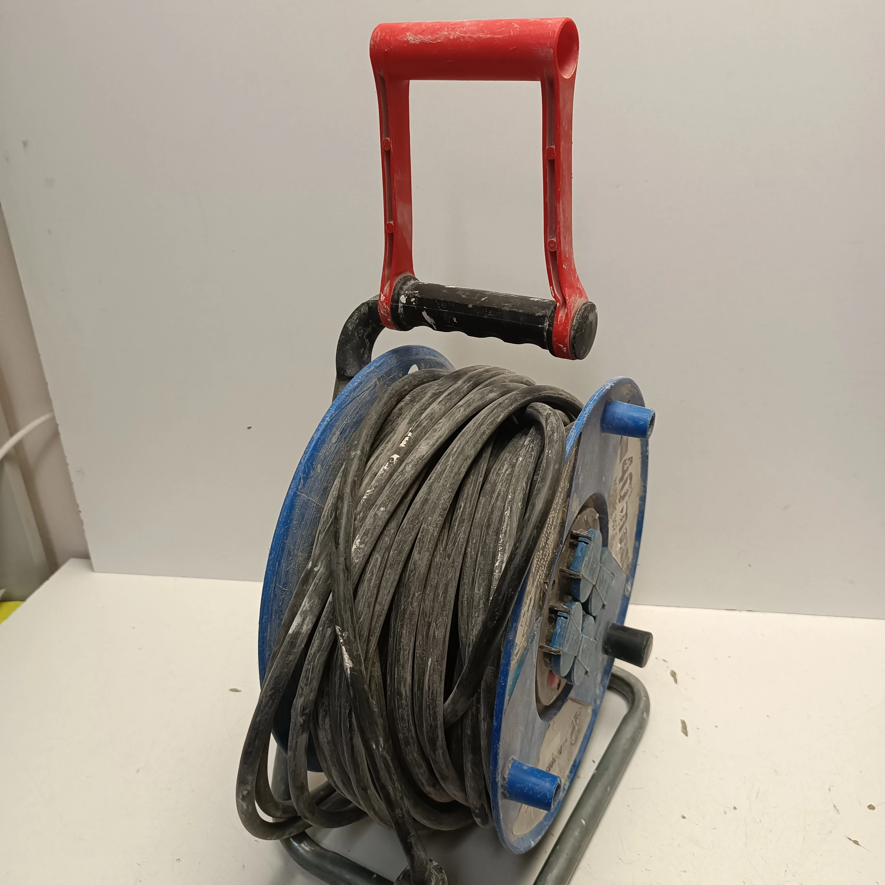 przedluzacz-bebnowy-brennenstuhl-garant-ip44-40m-dlugosc-kabla-4000