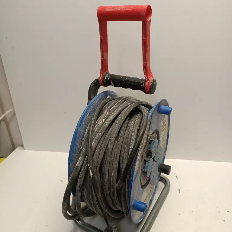 przedluzacz-bebnowy-brennenstuhl-garant-ip44-40m-dlugosc-kabla-4000