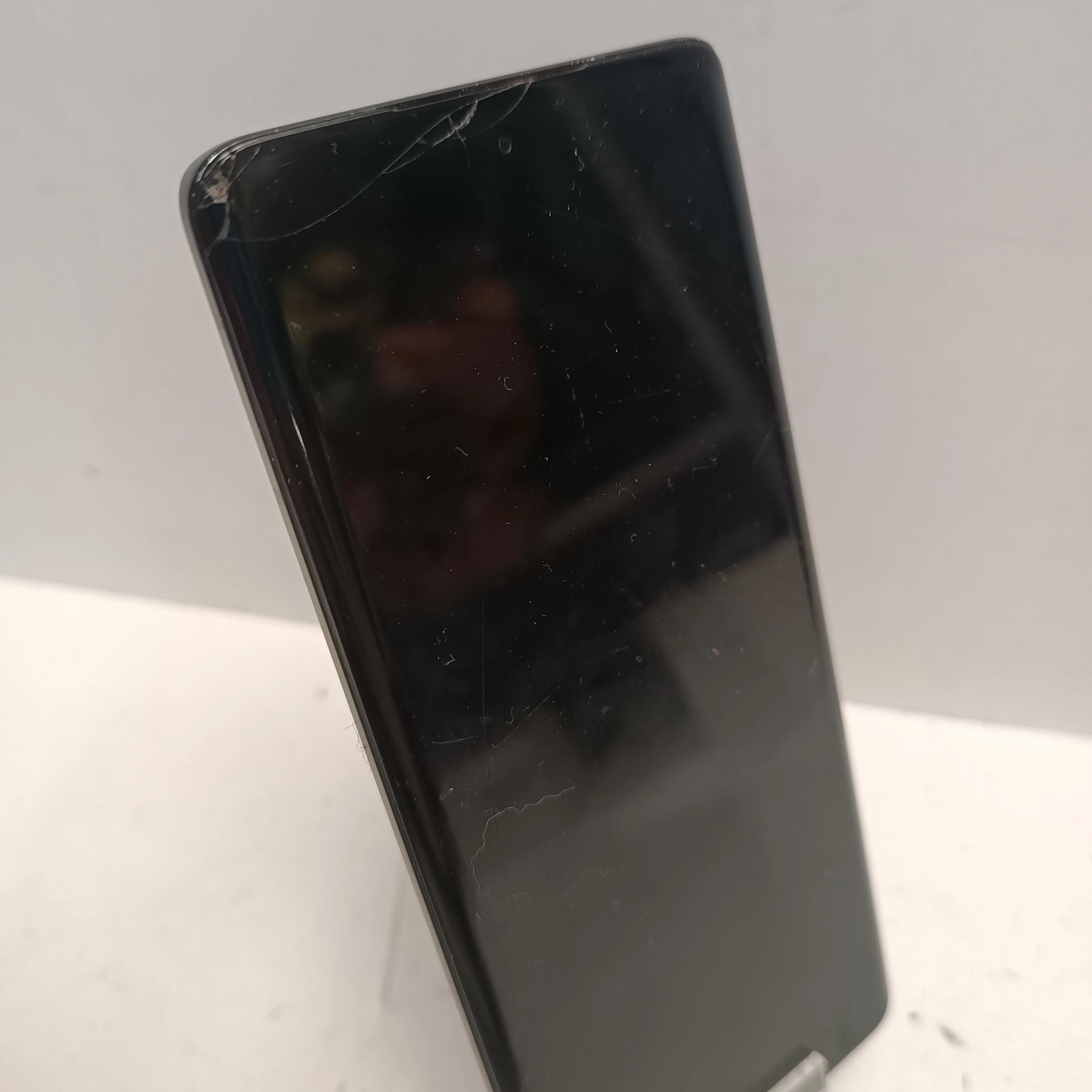 telefon-motorola-edge-40-zbity-ekran-8256gb-ean-gtin-0840023243219