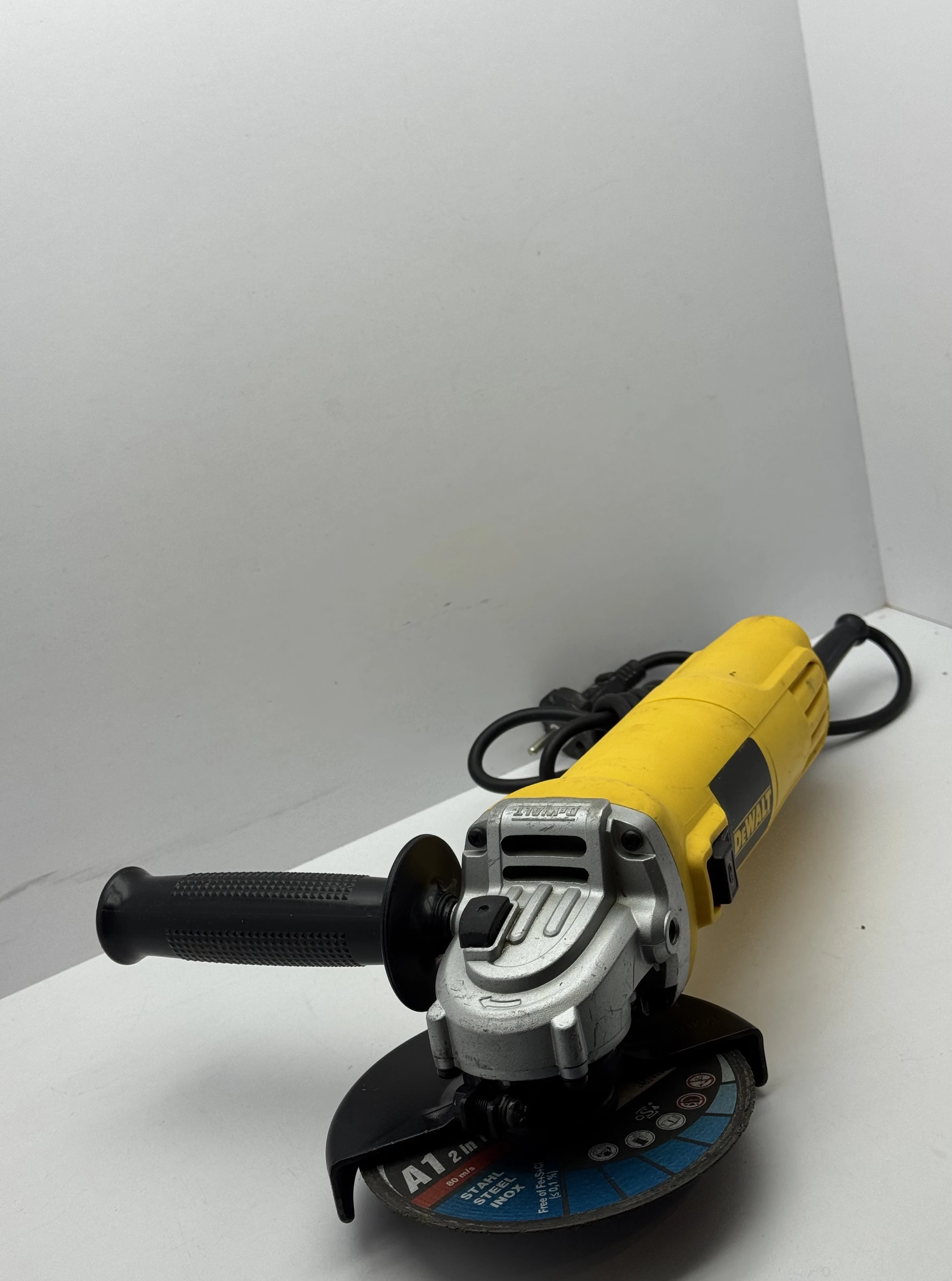 szlifierka-katowa-dewalt-dwe4117-125mm-m14-1200-obr-950w-maksymalna-moc-95000
