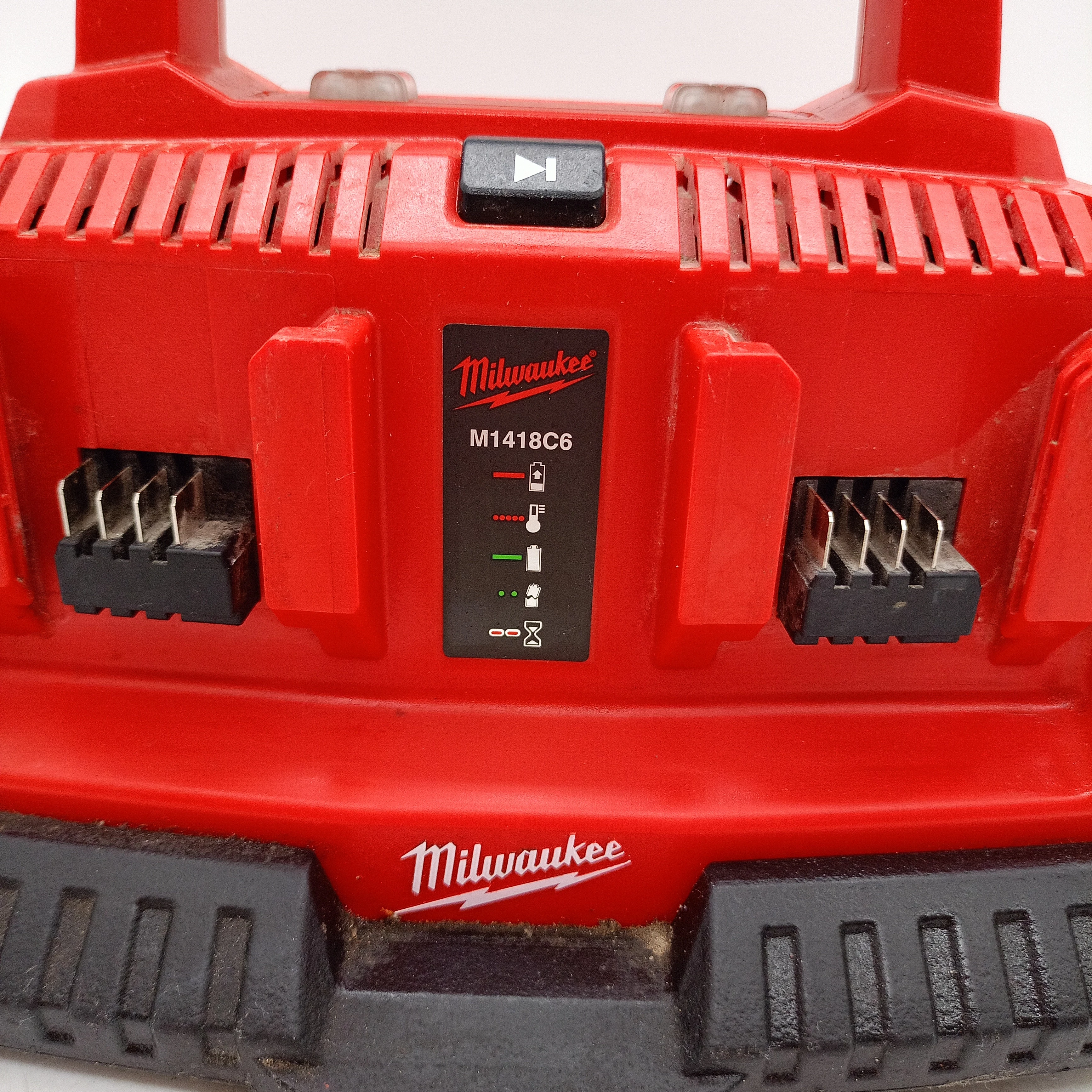 ladowarka-milwaukee-m1418c6-marka-248811-951033